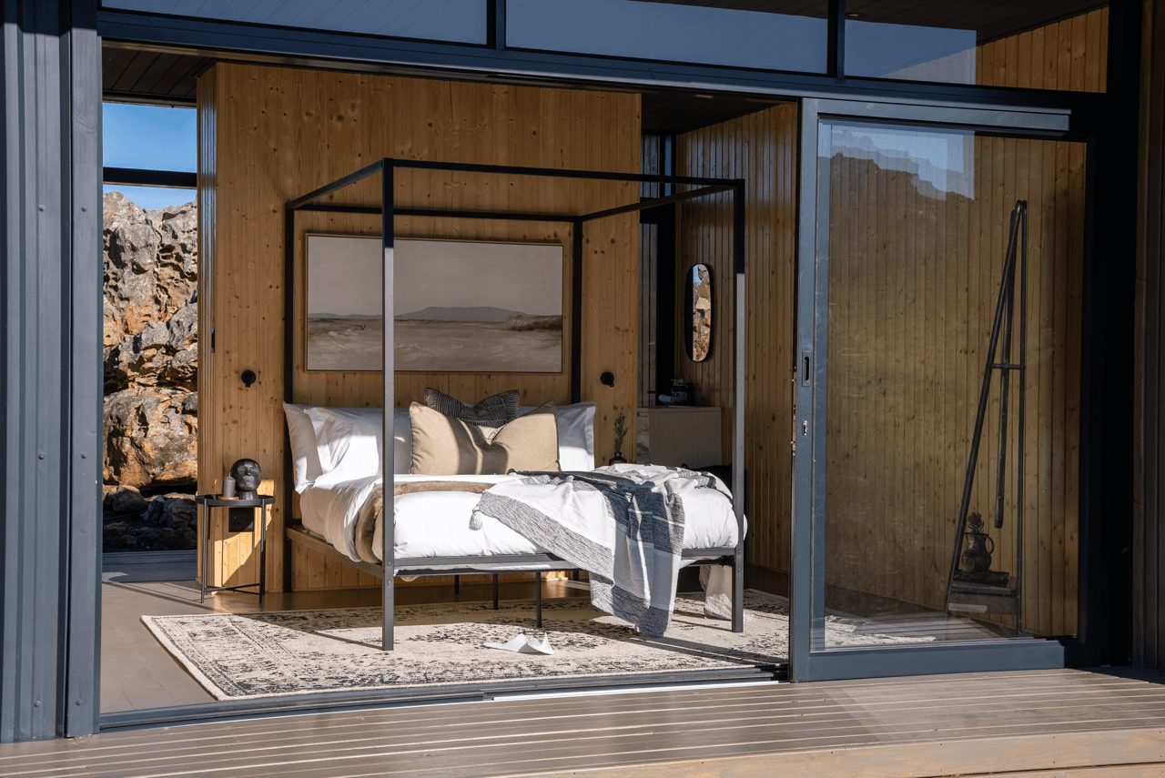 chambre petite maison en bois noir The Hill Luxury Cabin Afrique du Sud
