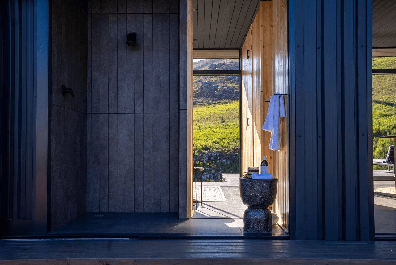 salle de bain petite maison en bois noir The Hill Luxury Cabin Afrique du Sud
