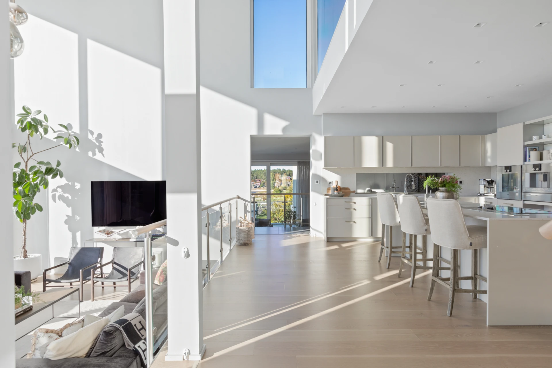 salon et cuisine ouverte maison contemporaine