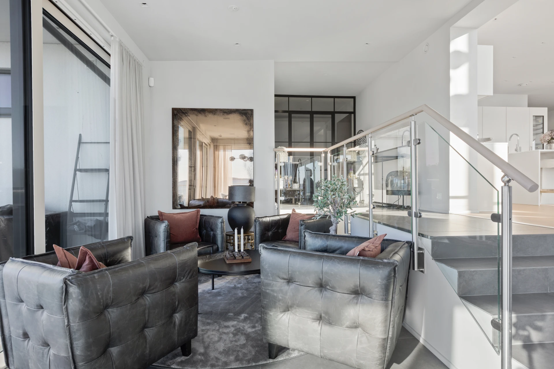 salon et cuisine ouverte maison contemporaine