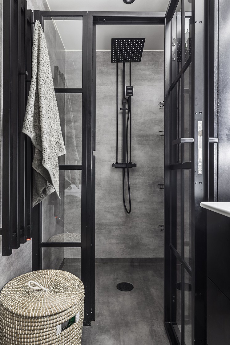 salle de bain grise et noire appartement 50m2