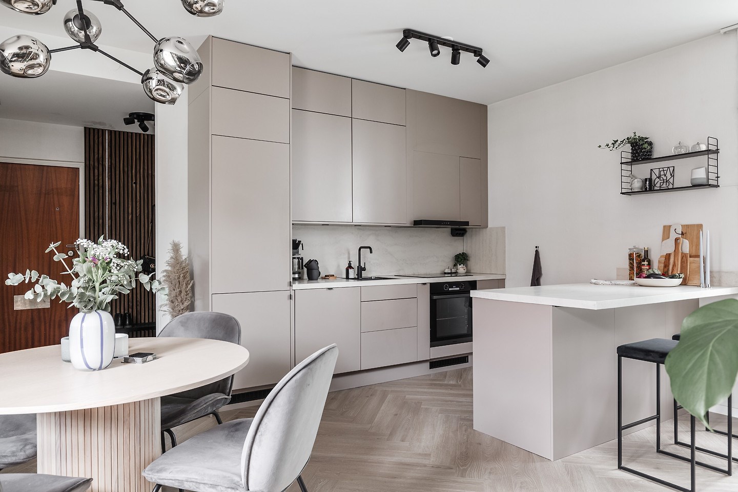cuisine beige et marbre design ouverte avec îlot