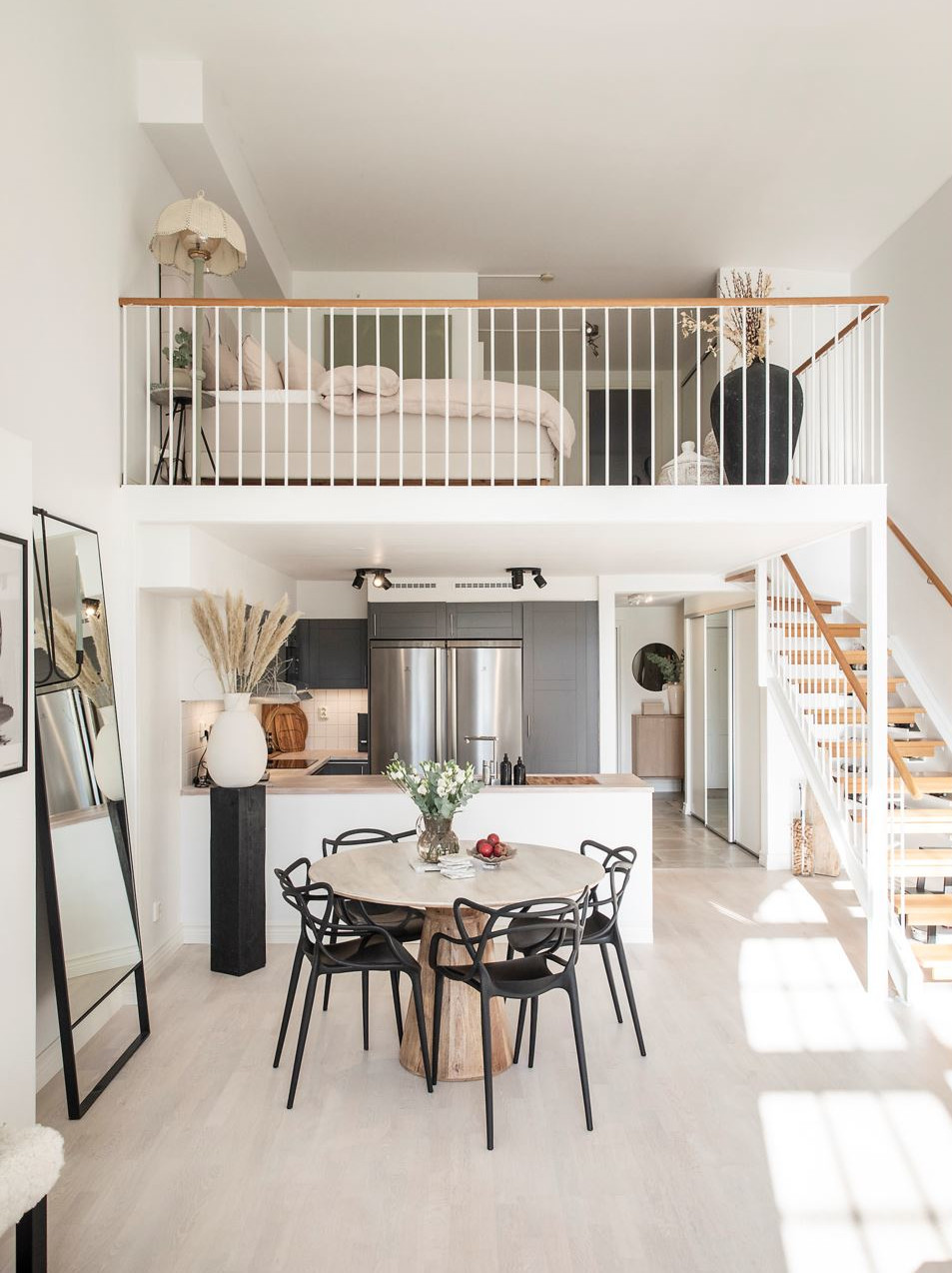 salon avec mezzanine appartement en duplex décoration scandinave naturelle salon avec mezzanine appartement en duplex décoration scandinave naturelle