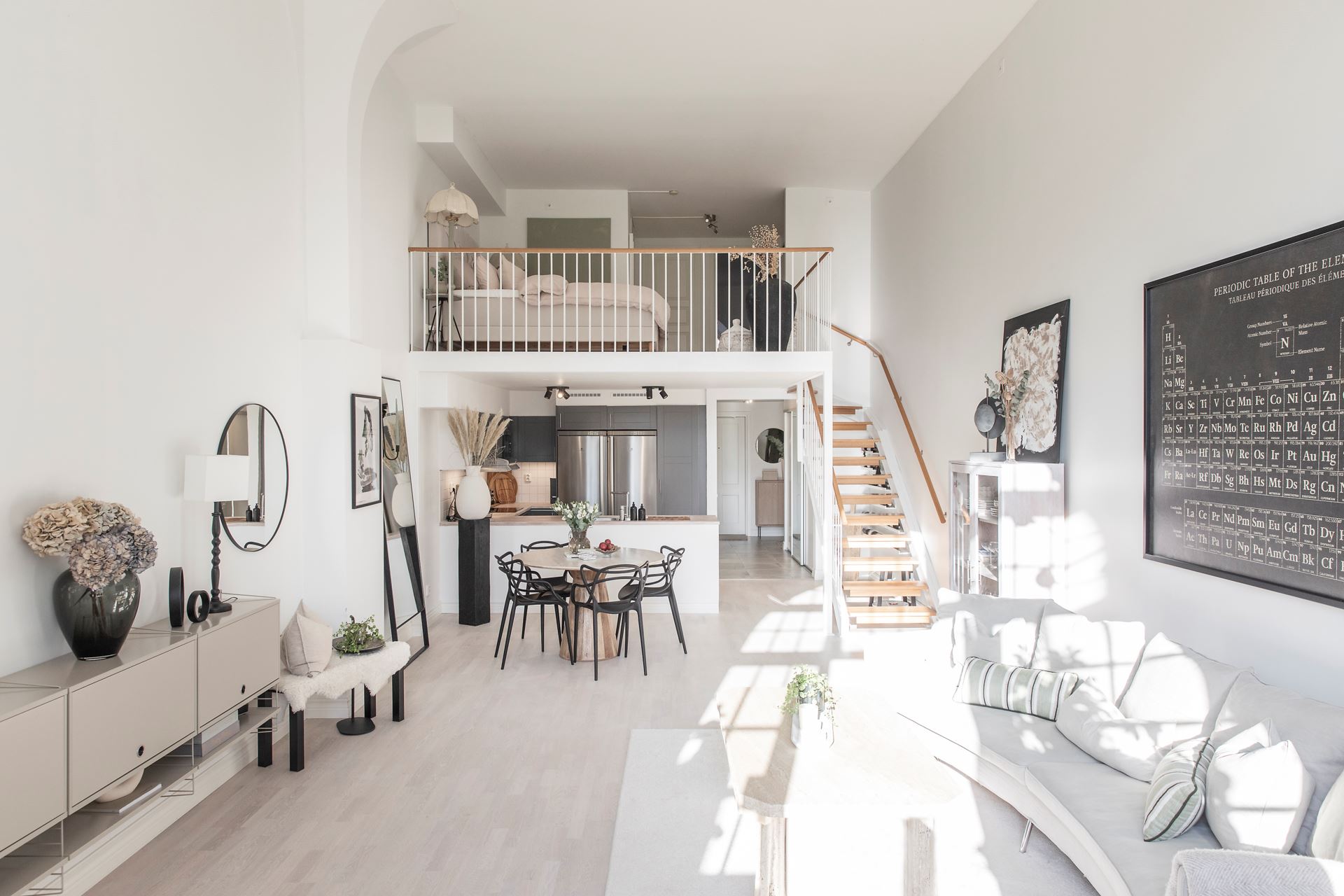 salon avec mezzanine appartement en duplex décoration scandinave naturelle salon avec mezzanine appartement en duplex décoration scandinave naturelle