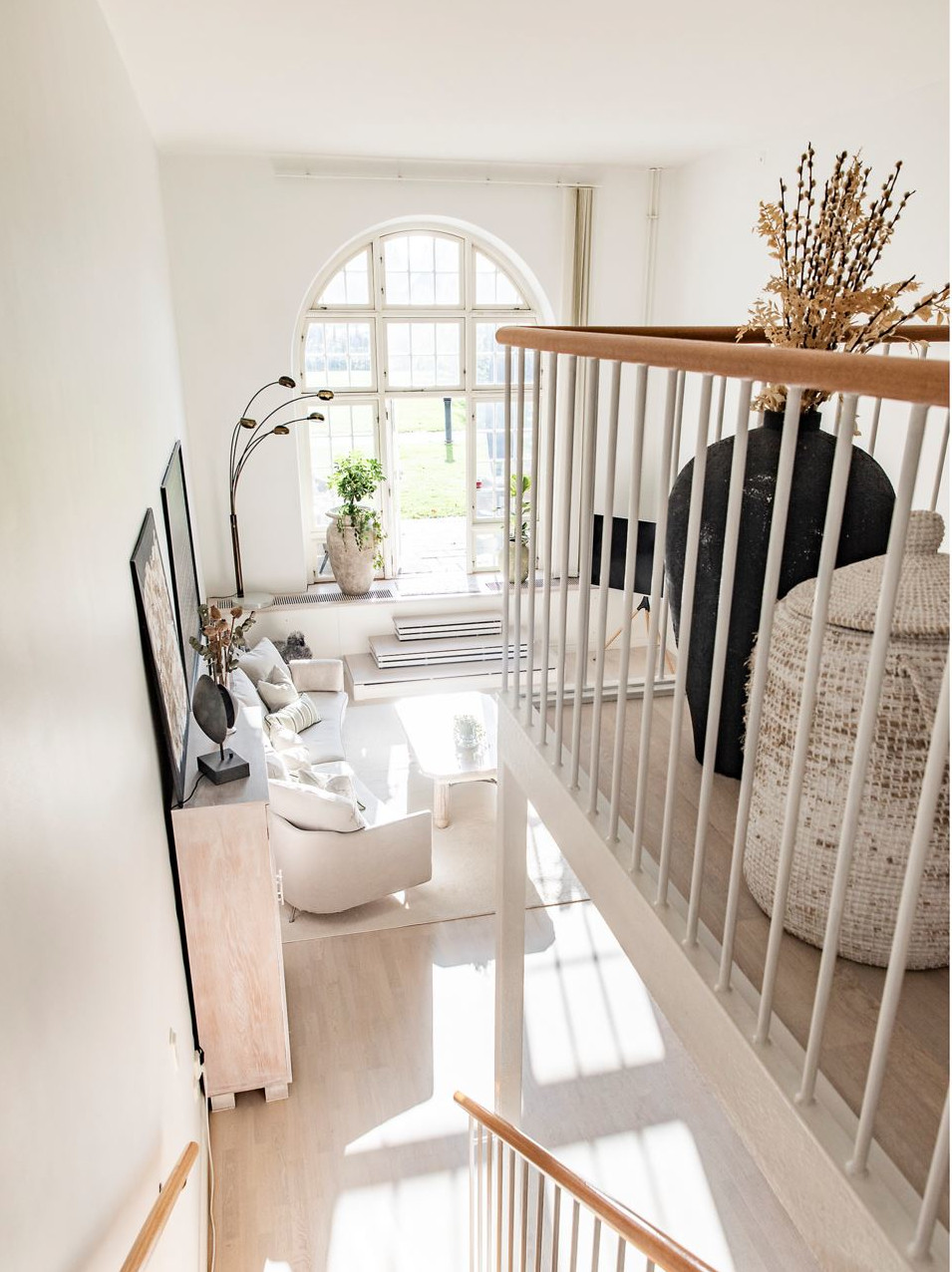 salon avec fenêtre cintrée appartement en duplex décoration scandinave naturelle salon avec fenêtre cintrée appartement en duplex décoration scandinave naturelle