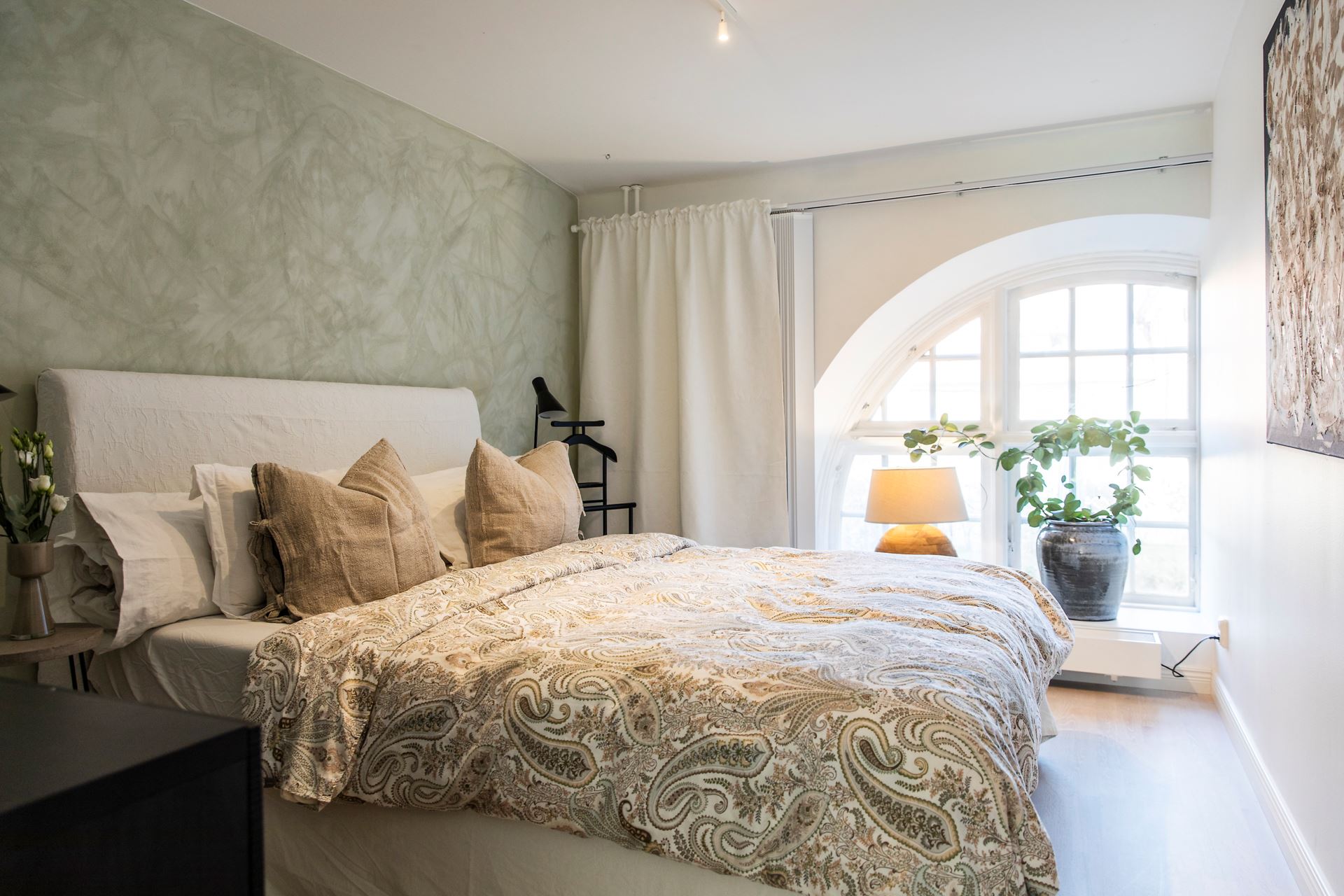 chambre avec fenêtre cintrée appartement en duplex décoration scandinave naturelle chambre avec fenêtre cintrée appartement en duplex décoration scandinave naturelle
