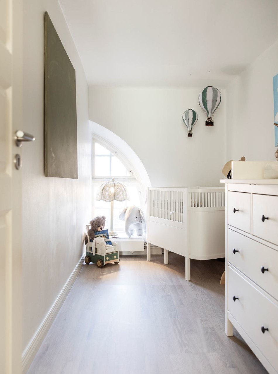 chambre enfant avec fenêtre cintrée appartement en duplex décoration scandinave naturelle chambre enfant avec fenêtre cintrée appartement en duplex décoration scandinave naturelle