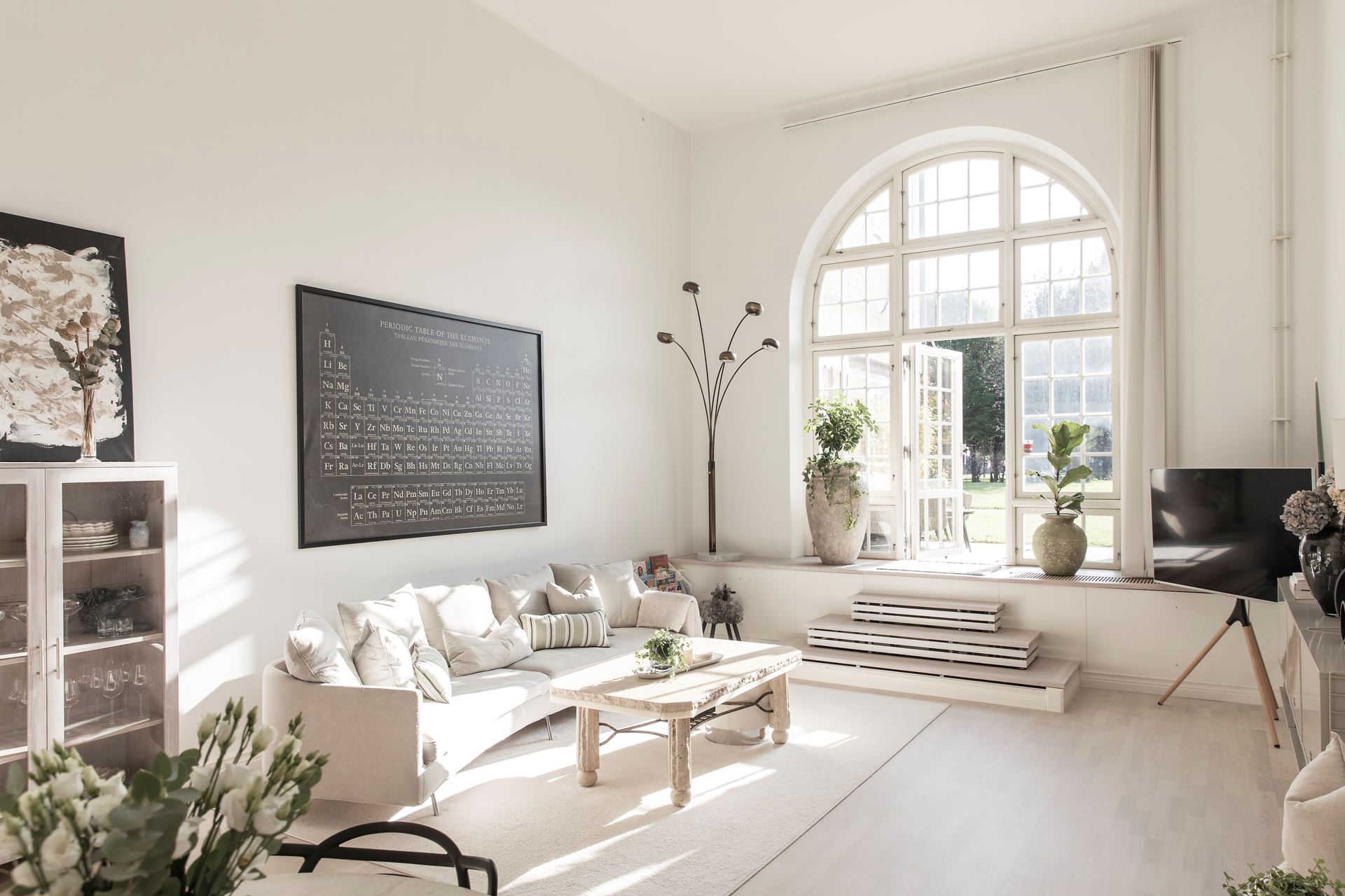salon avec fenêtre cintrée appartement en duplex décoration scandinave naturelle salon avec fenêtre cintrée appartement en duplex décoration scandinave naturelle