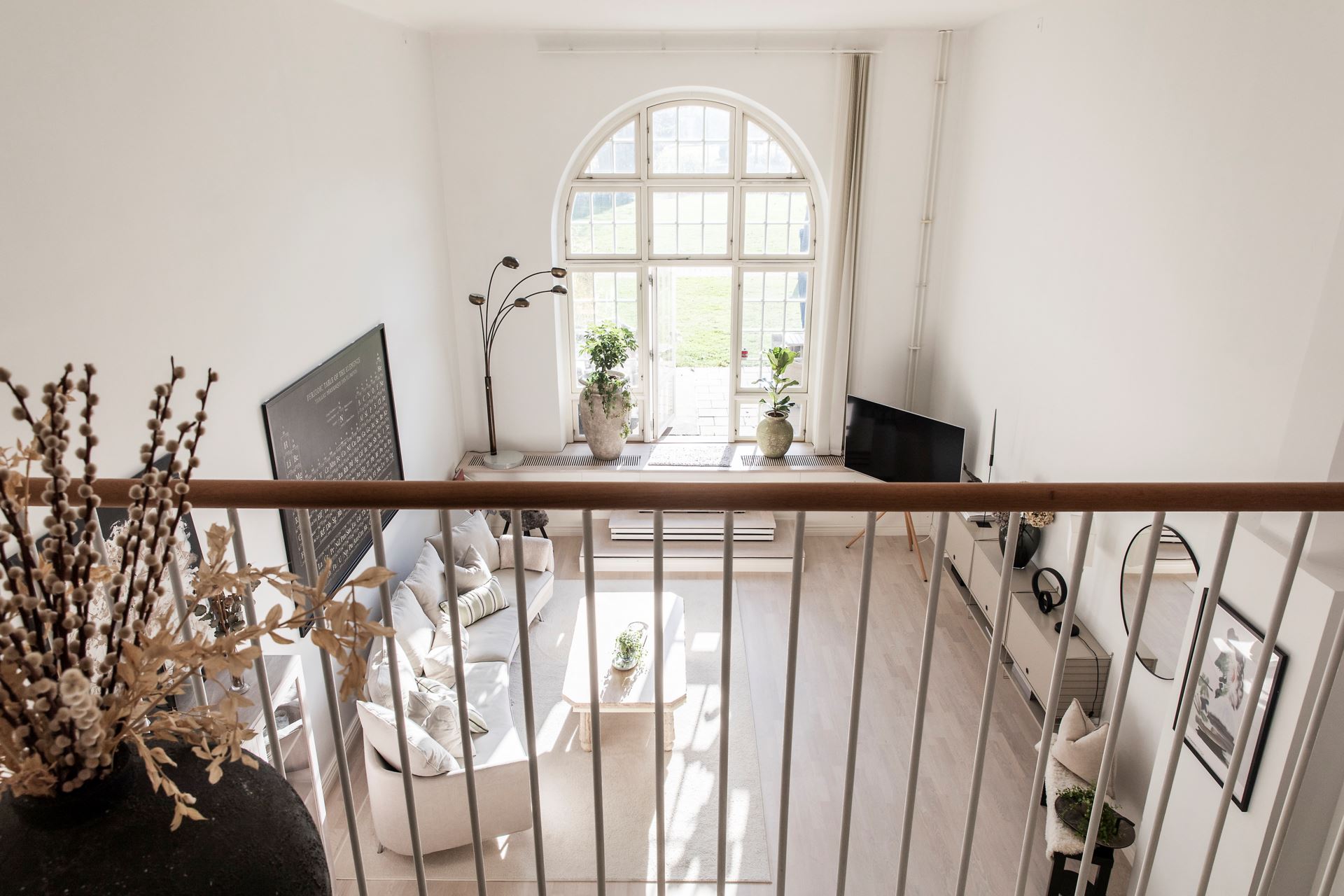 salon avec fenêtre cintrée et mezzanine appartement en duplex décoration scandinave naturelle salon avec fenêtre cintrée et mezzanine appartement en duplex décoration scandinave naturelle