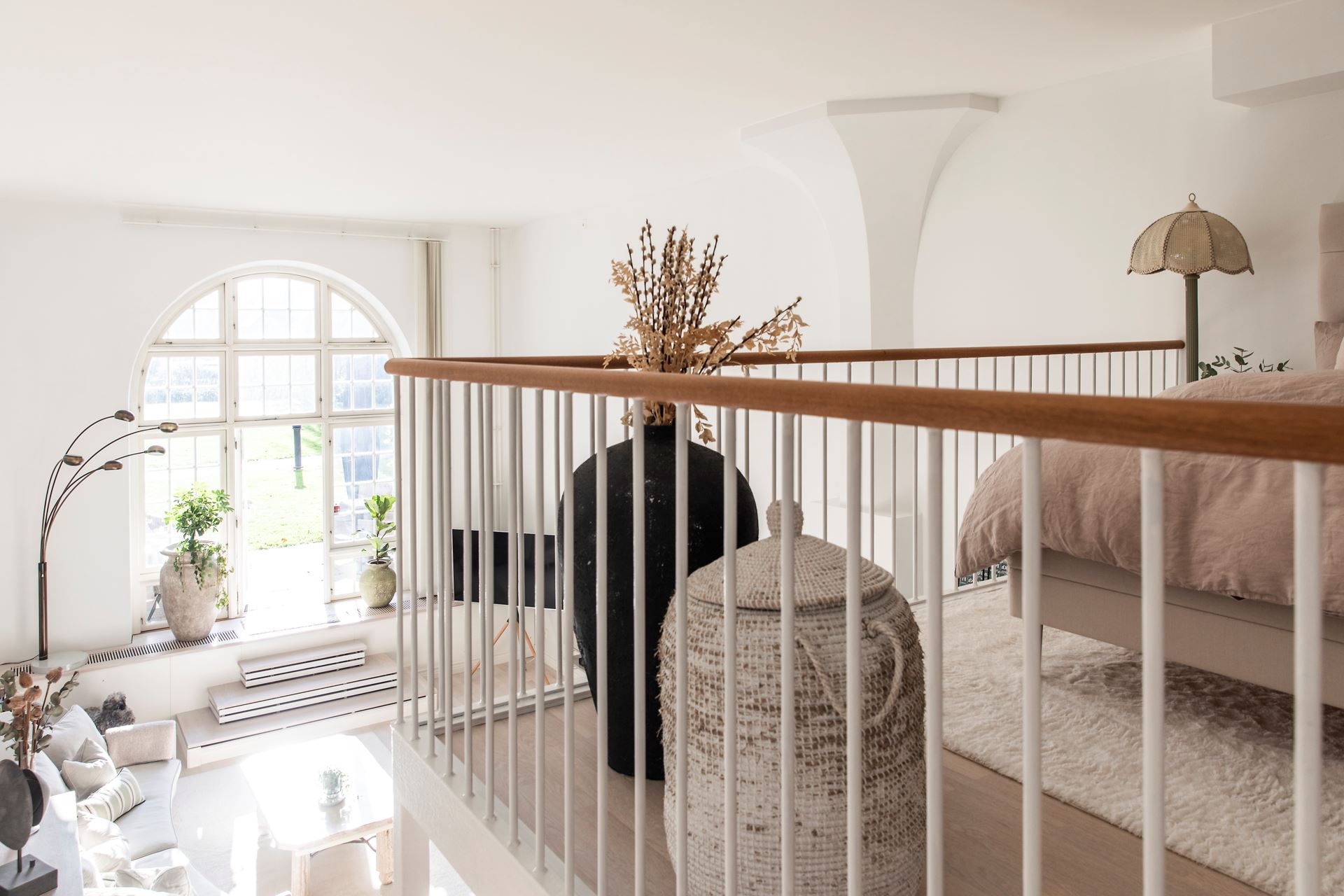 salon avec fenêtre cintrée et chambre en mezzanine appartement en duplex décoration scandinave naturelle salon avec fenêtre cintrée et chambre en mezzanine appartement en duplex décoration scandinave naturelle