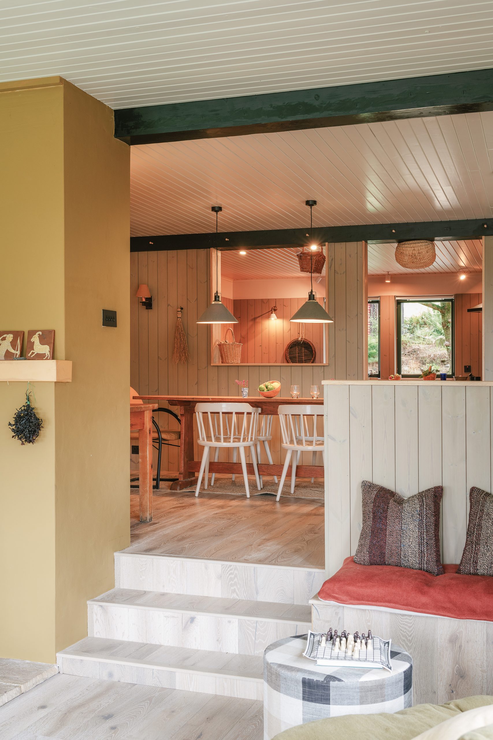 salle à manger et salon maison en bois sur le loch Sunart salle à manger et salon maison en bois sur le loch Sunart