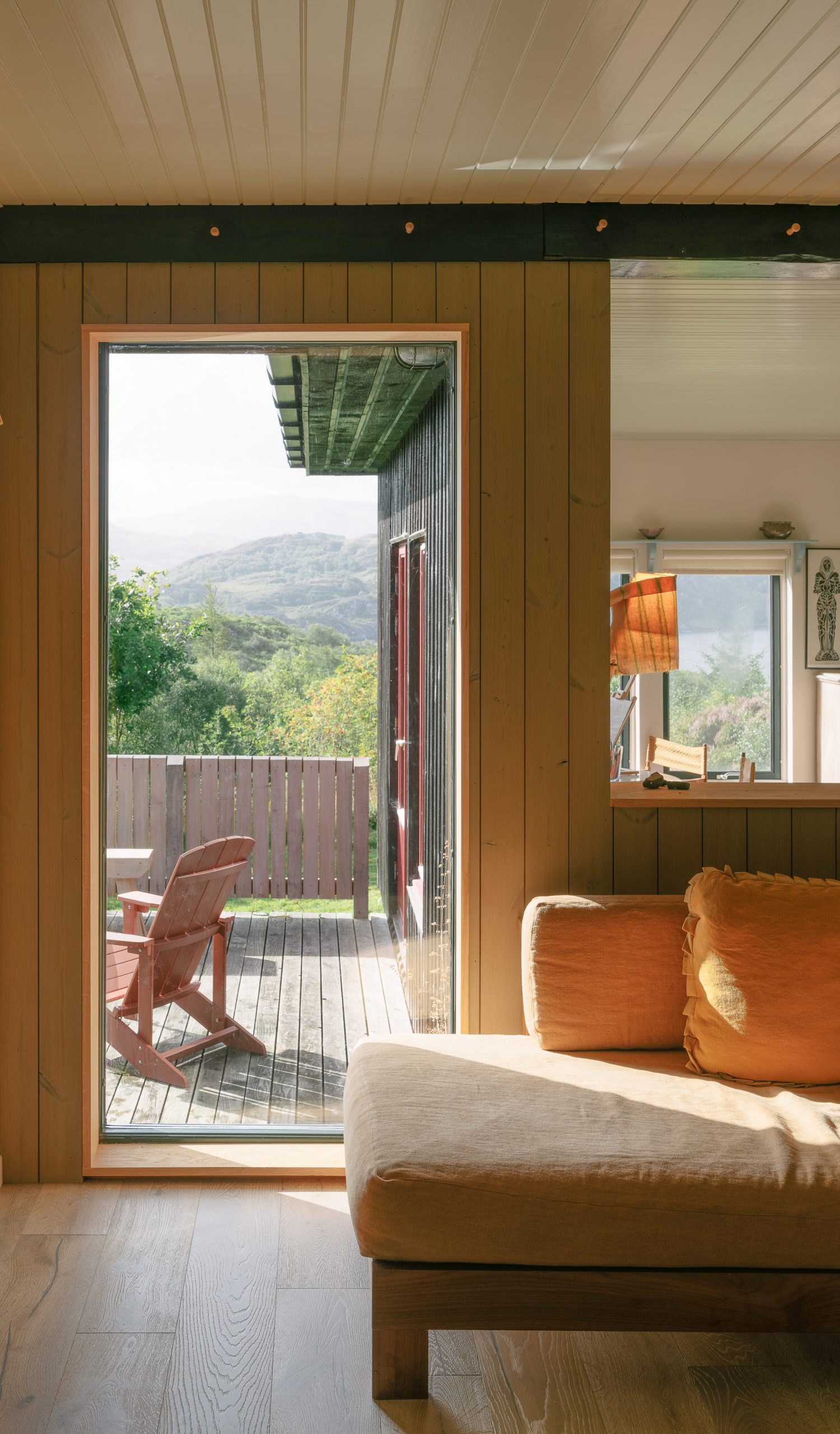 salon maison en bois sur le loch Sunart salon maison en bois sur le loch Sunart