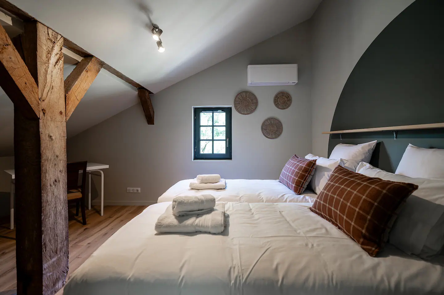 chambre mansardée avec poutres maison landaise Marie-Lys chambre mansardée avec poutres maison landaise Marie-Lys