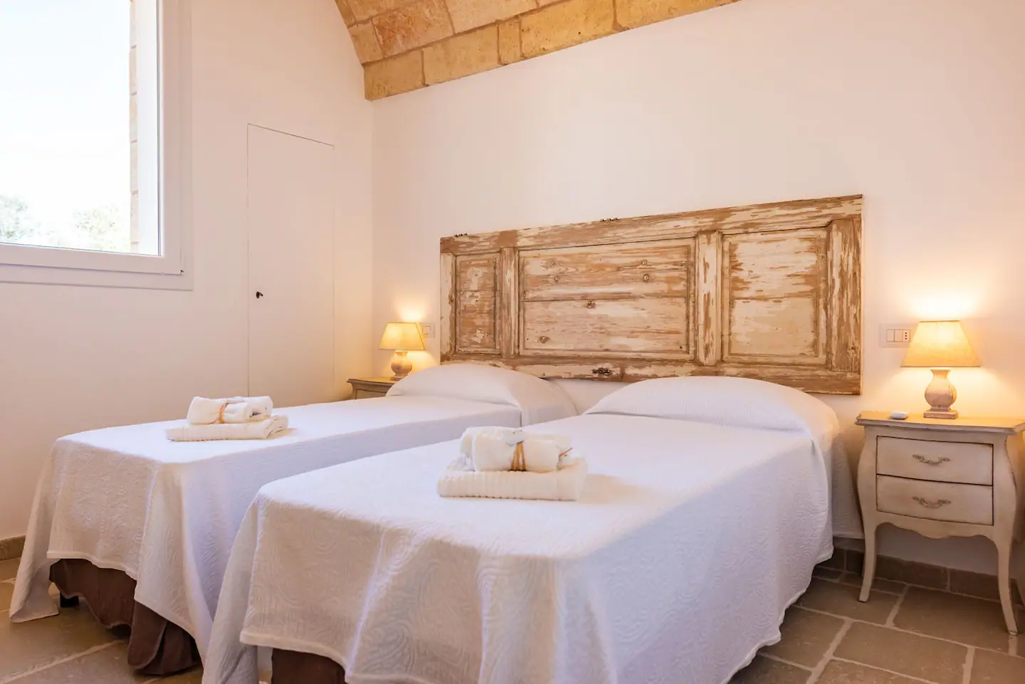 chambre à deux lits maison en pierres villa Leukos Salento