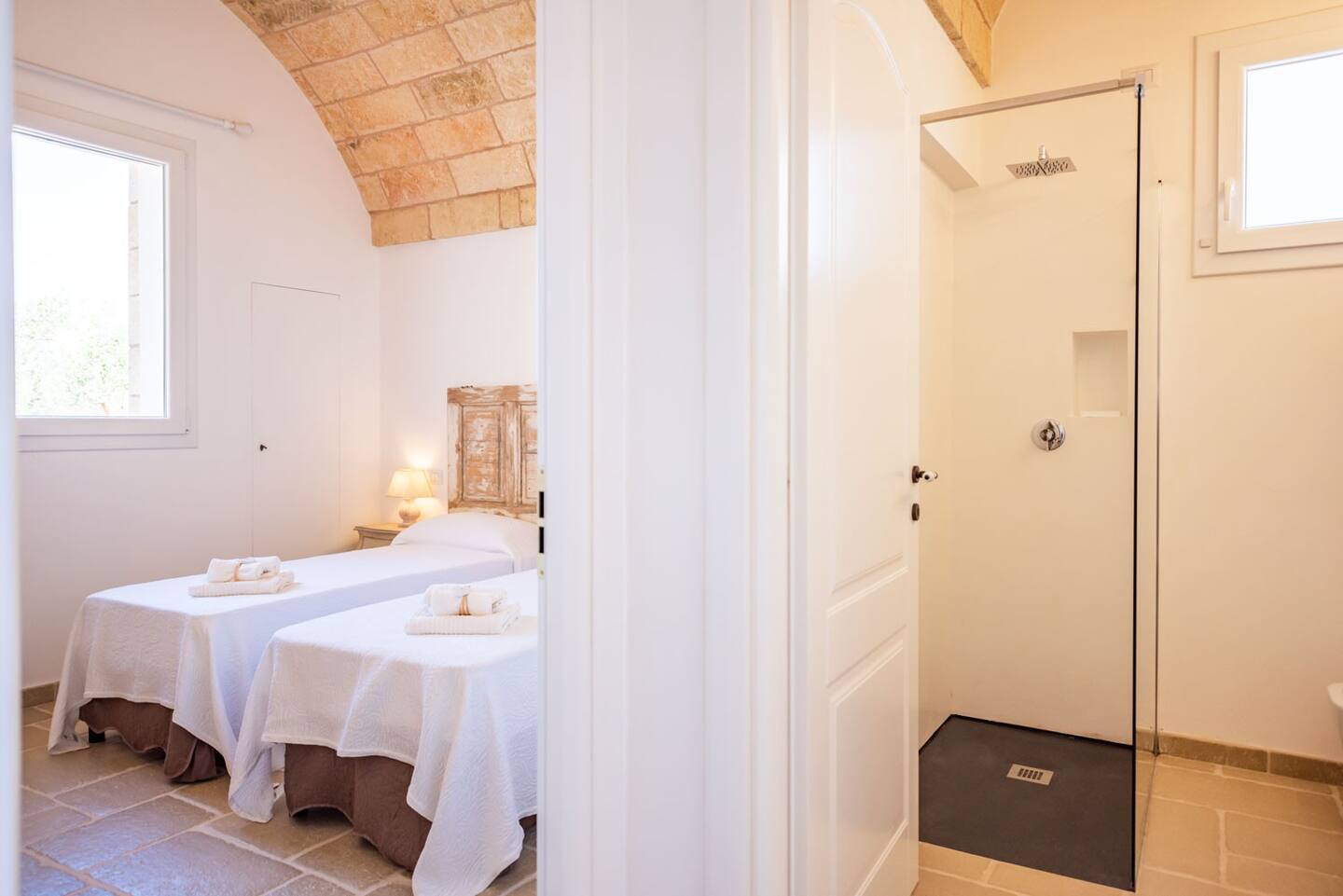 chambre avec salle de bain maison en pierres villa Leukos Salento
