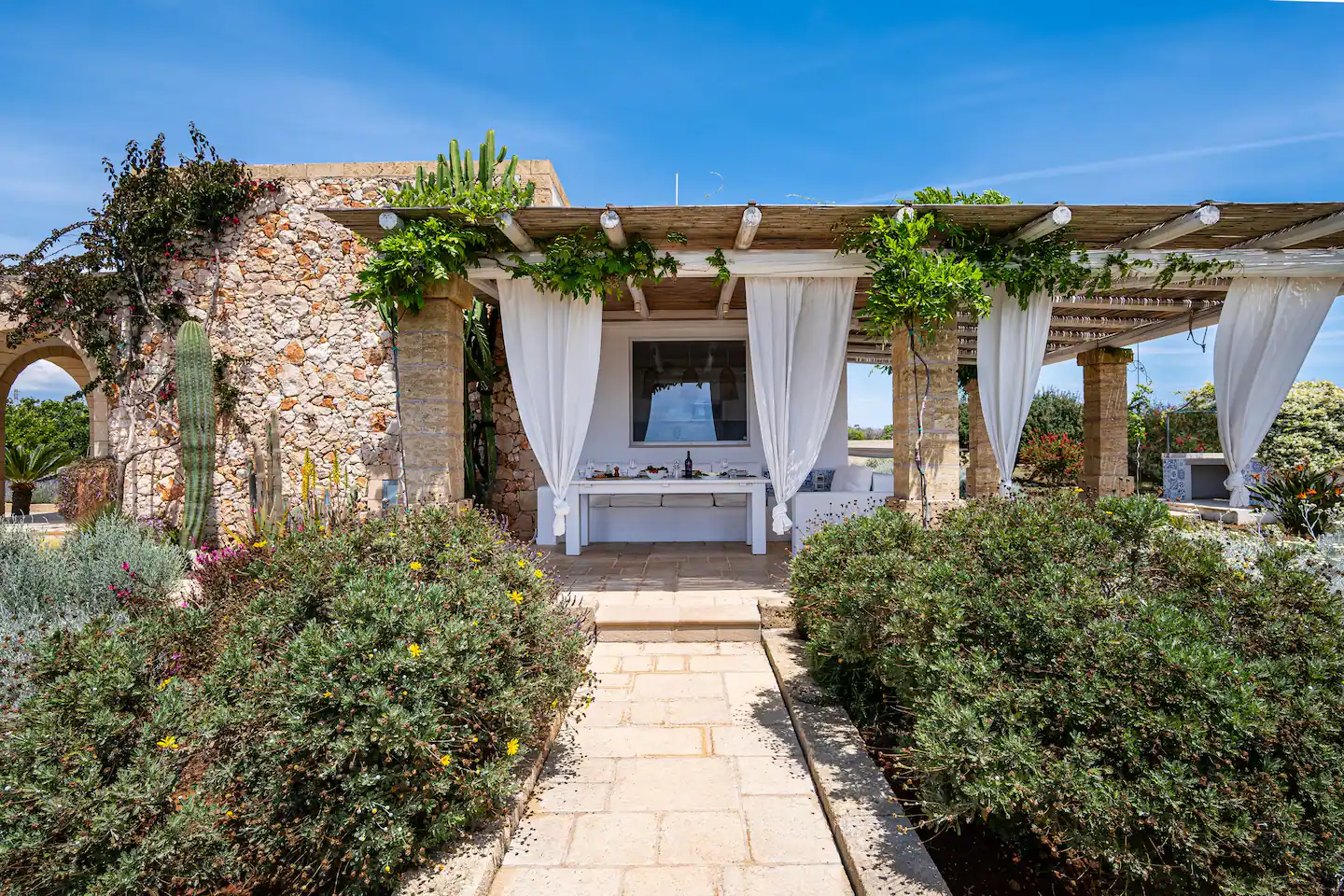 terrasse avec pergola maison en pierres villa Leukos Salento