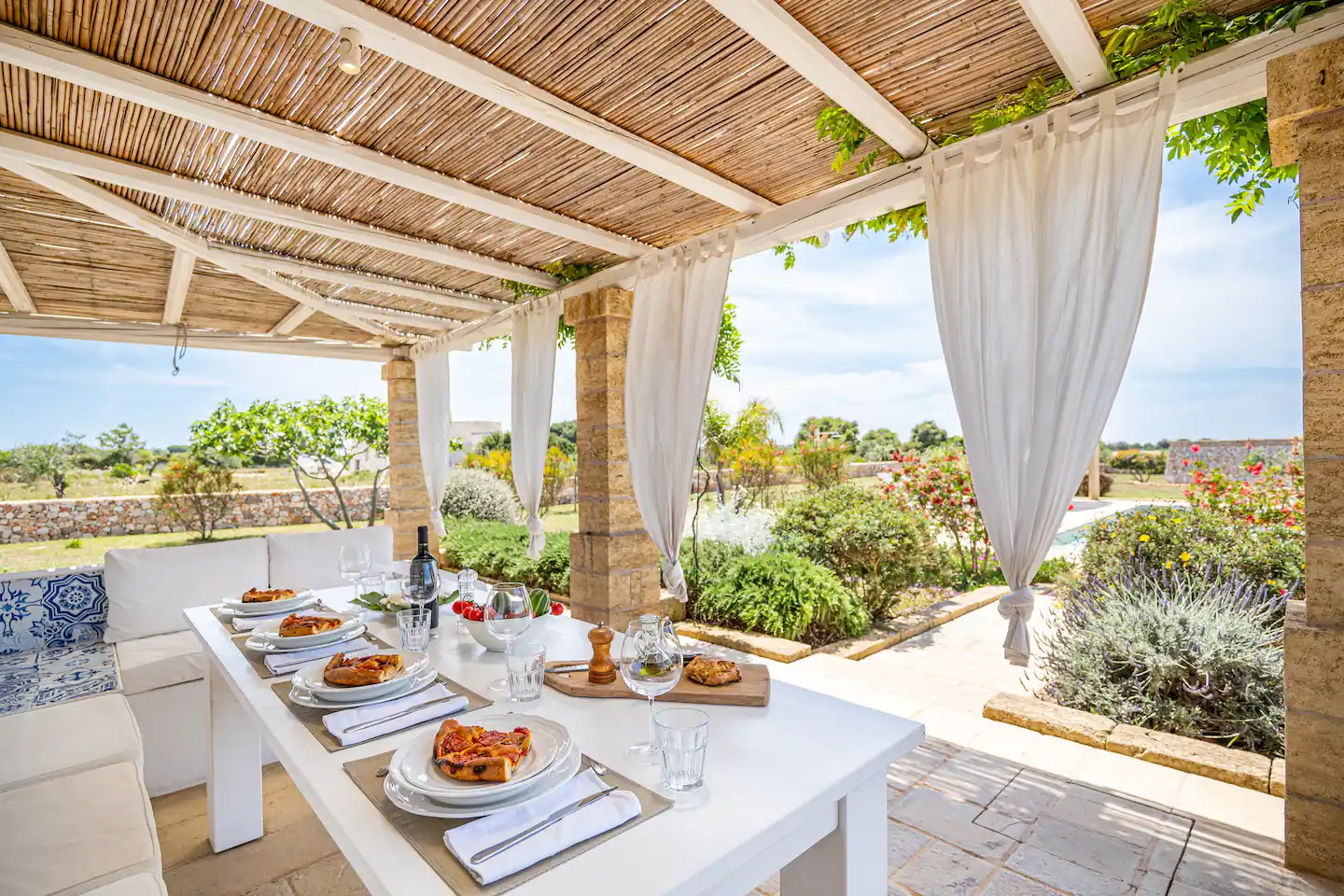 terrasse avec pergola bois et canisses maison en pierres villa Leukos Salento