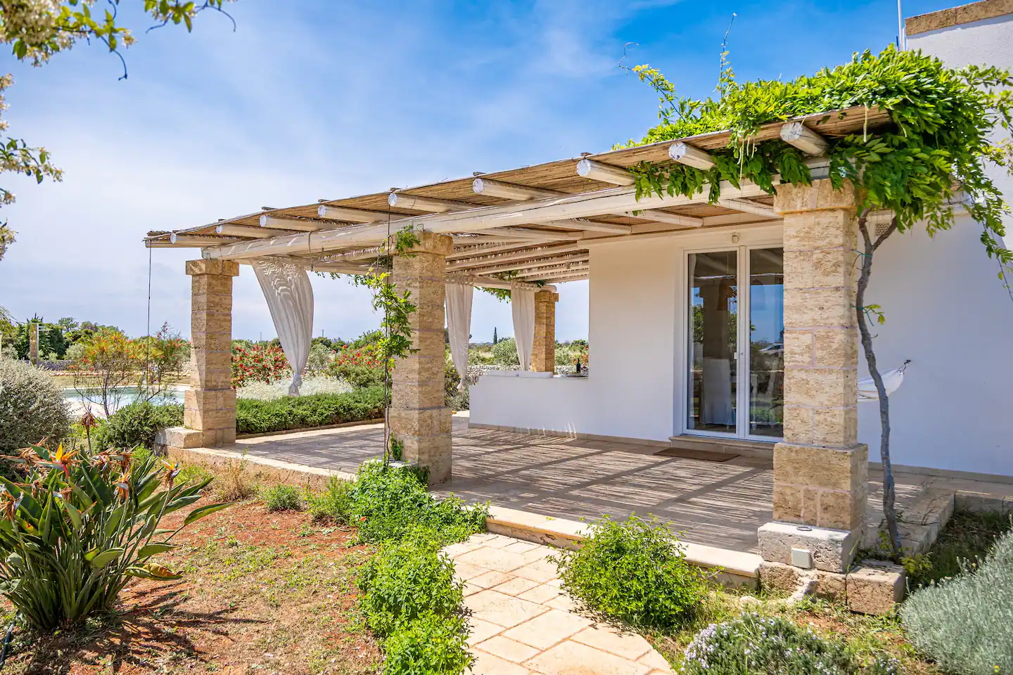 terrasse avec pergola bois et canisses maison en pierres villa Leukos Salento