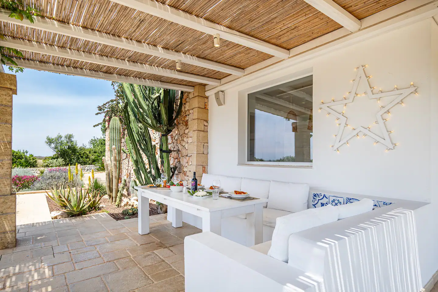 terrasse avec pergola bois et cannisses maison en pierres villa Leukos Salento