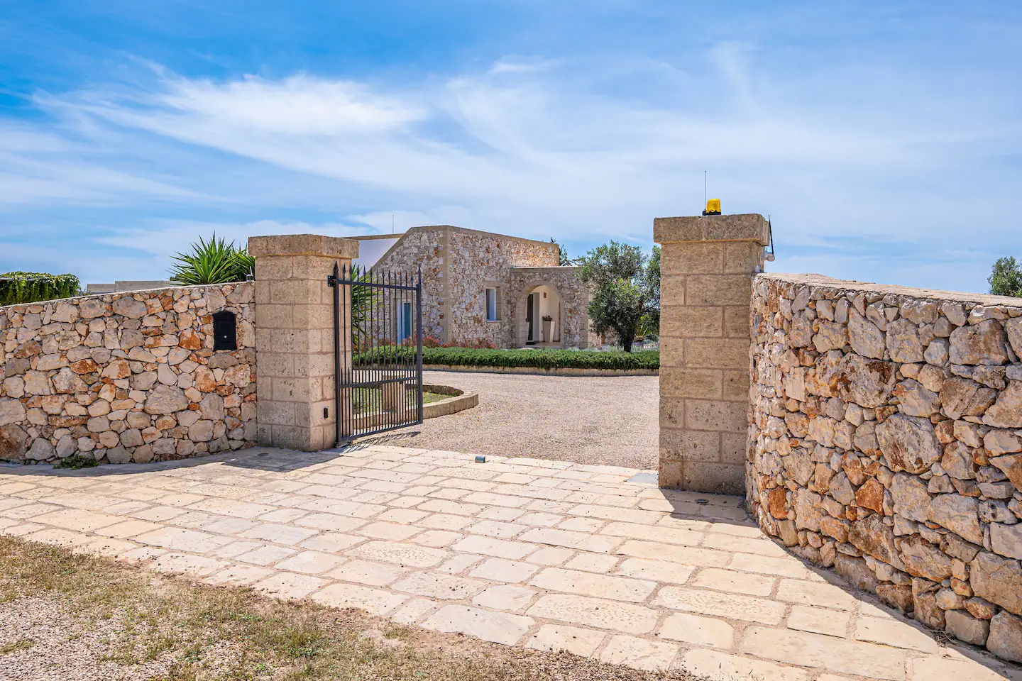 entrée maison en pierres villa Leukos Salento