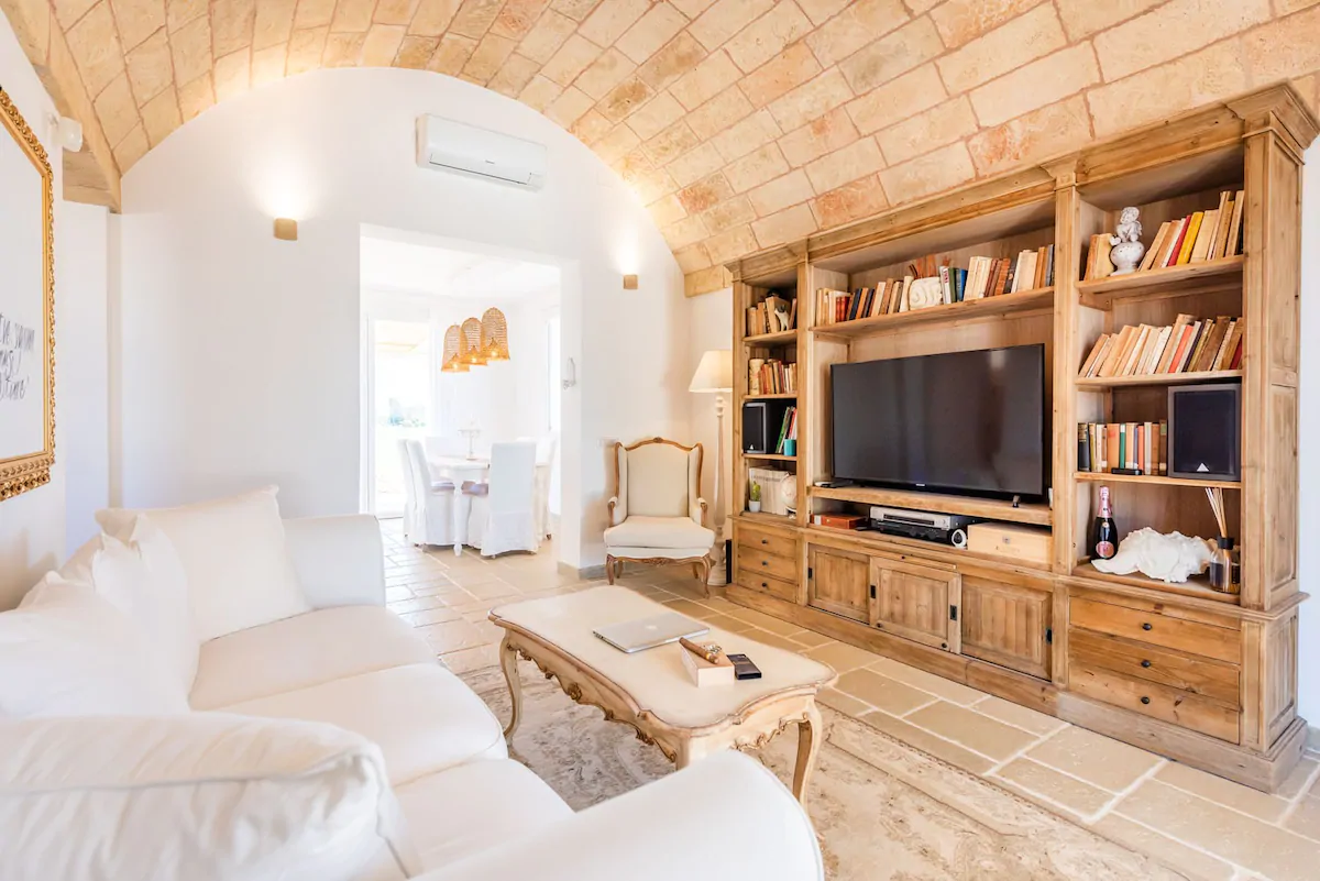 salon avec plafond voûté maison en pierres villa Leukos Salento
