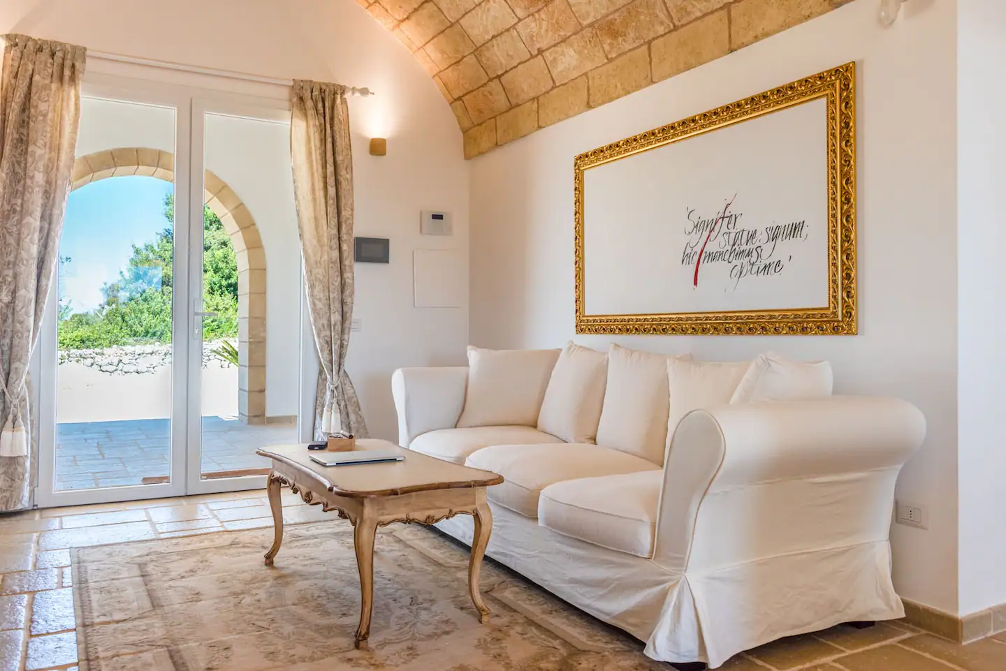 salon avec plafond voûté maison en pierres villa Leukos Salento