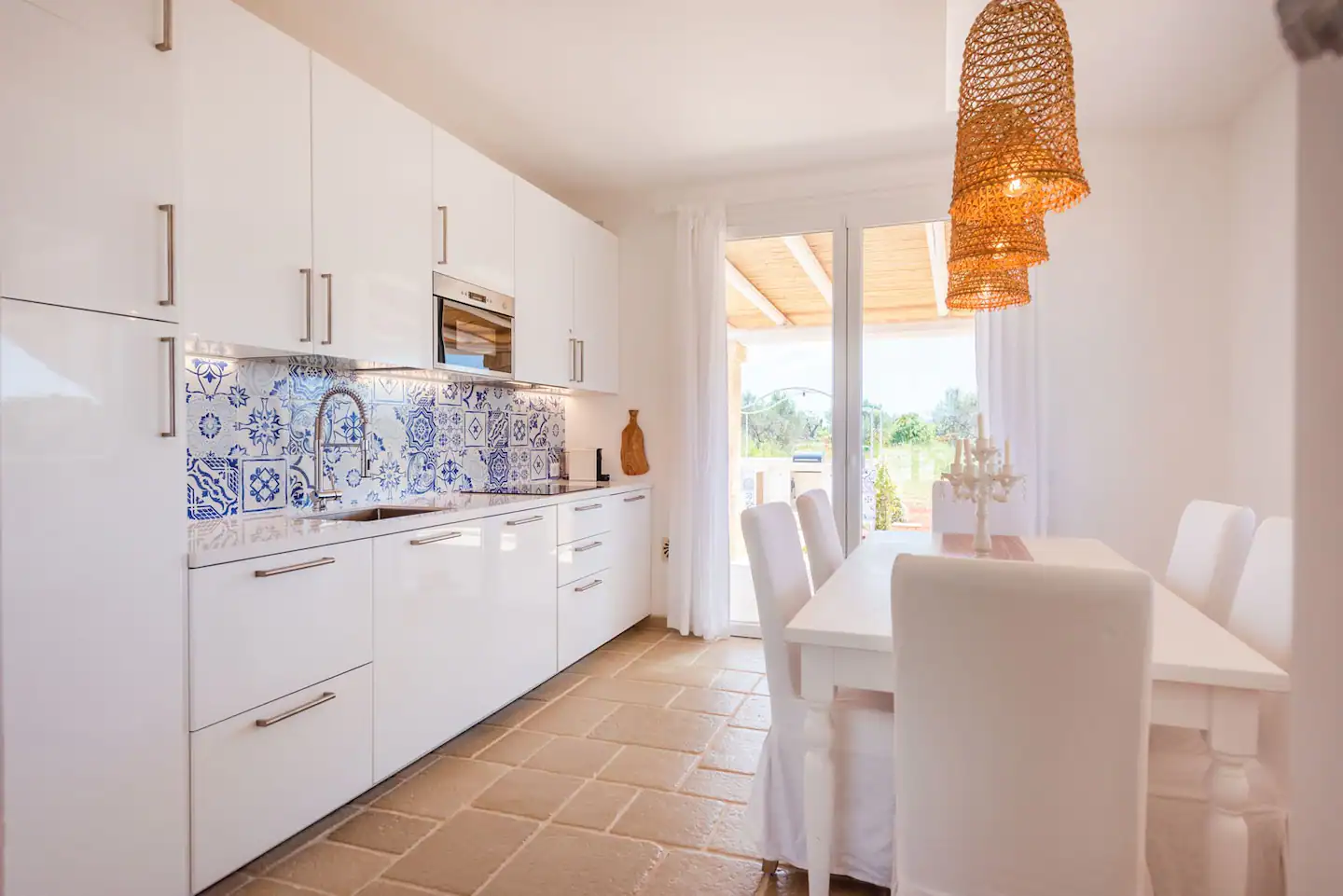 cuisine avec,crédence carrelage bleu style azulejos maison en pierres villa Leukos Salento
