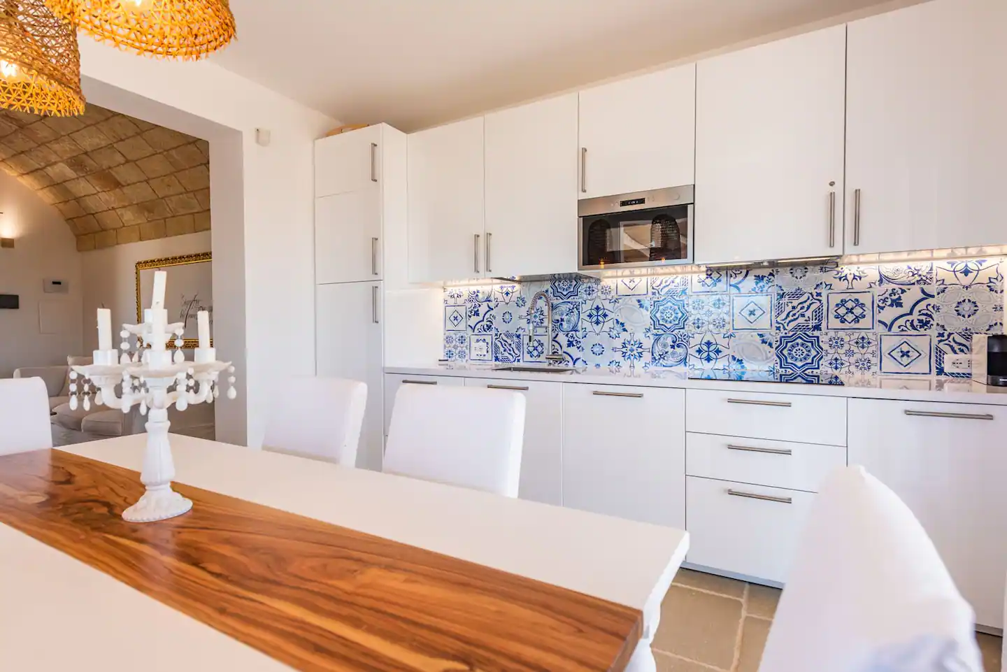 cuisine avec,crédence carrelage bleu style azulejos maison en pierres villa Leukos Salento