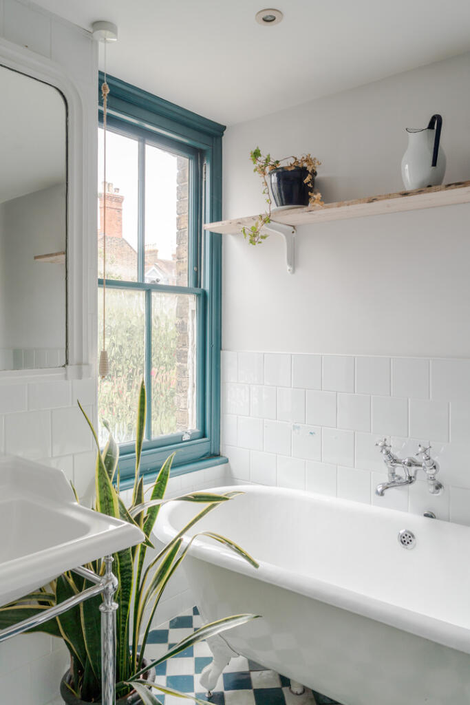salle de bain rétro blanche et bleue salle de bain rétro blanche et bleue