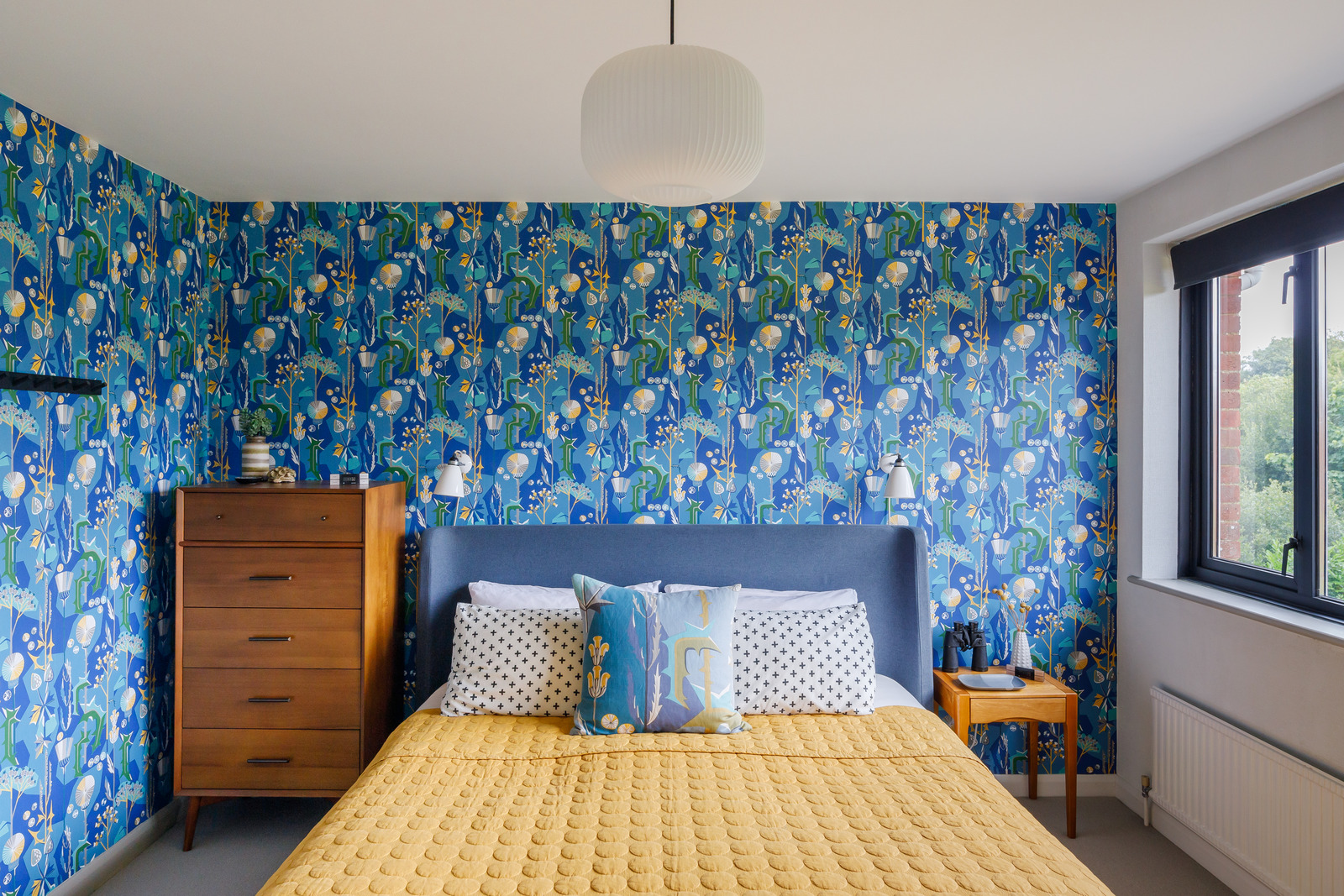 chambre avec papier-peint bleu chambre avec papier-peint bleu