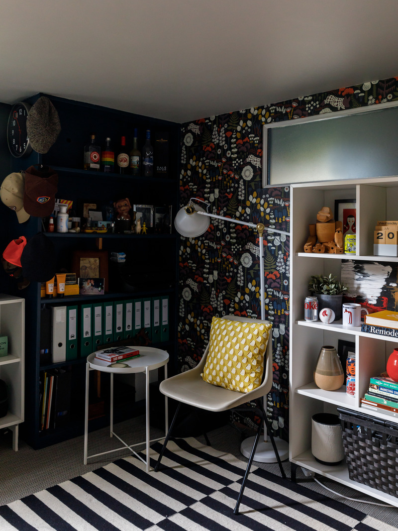 bureau avec papier-peint décoration mid-century maison rénovée bureau avec papier-peint décoration mid-century maison rénovée