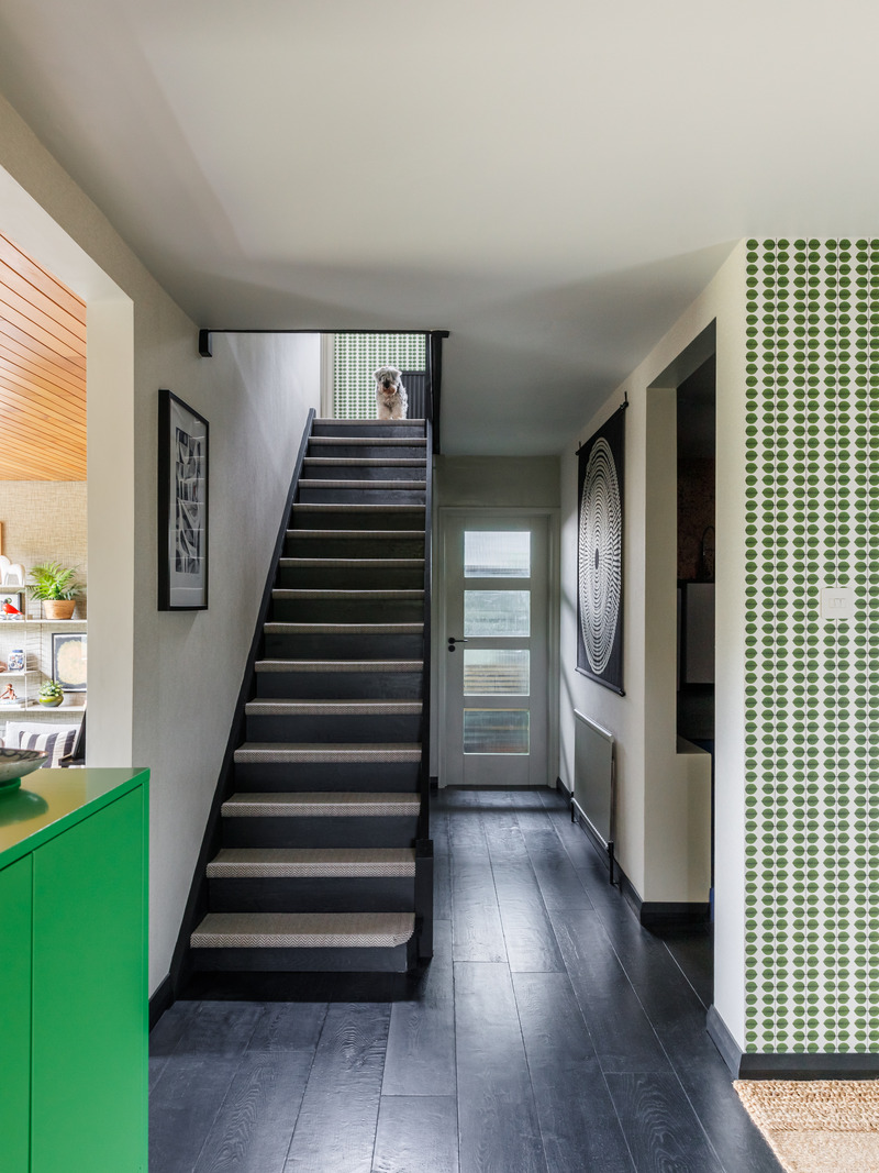 entrée avec papier-peint décoration mid-century maison rénovée entrée avec papier-peint décoration mid-century maison rénovée