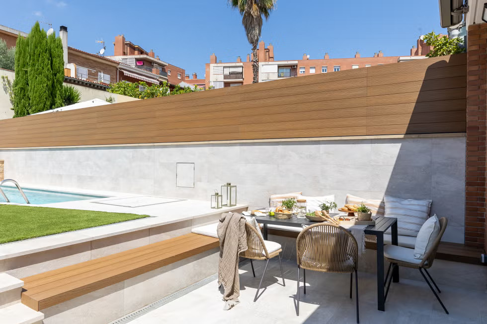 jardin de ville avec gazon synthétique et petite piscine