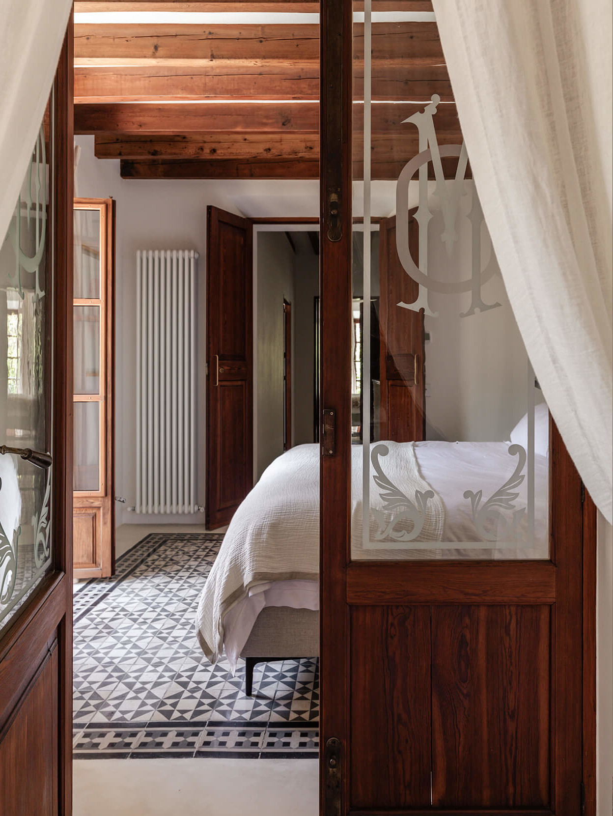 chambre avec poutres et carreaux de ciment chambre avec poutres et carreaux de ciment