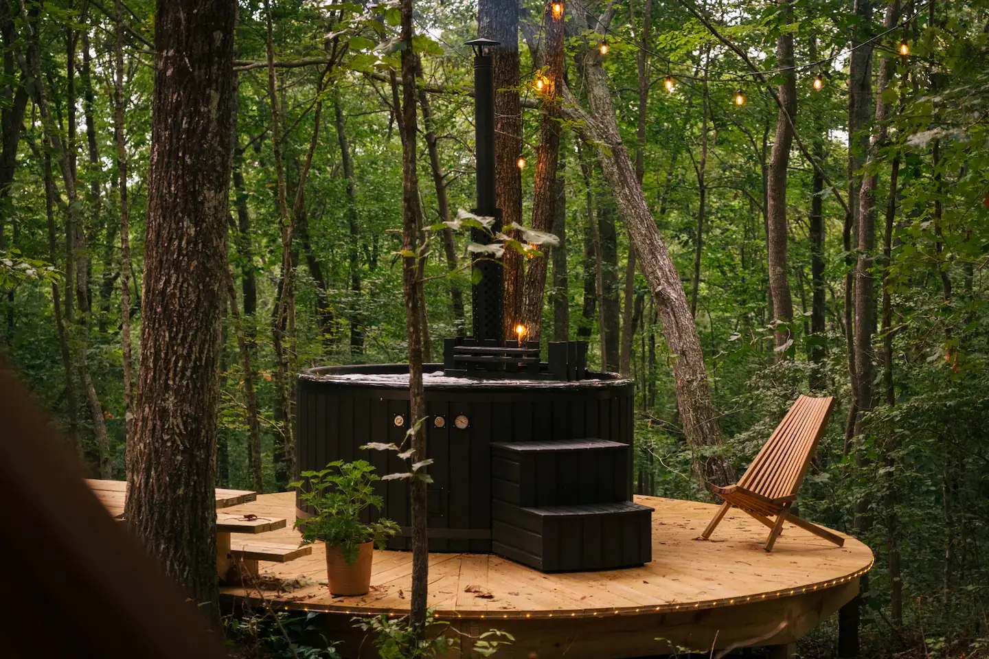 spa en bois petite maison au dôme de verre dans la forêt The Laurel Zome