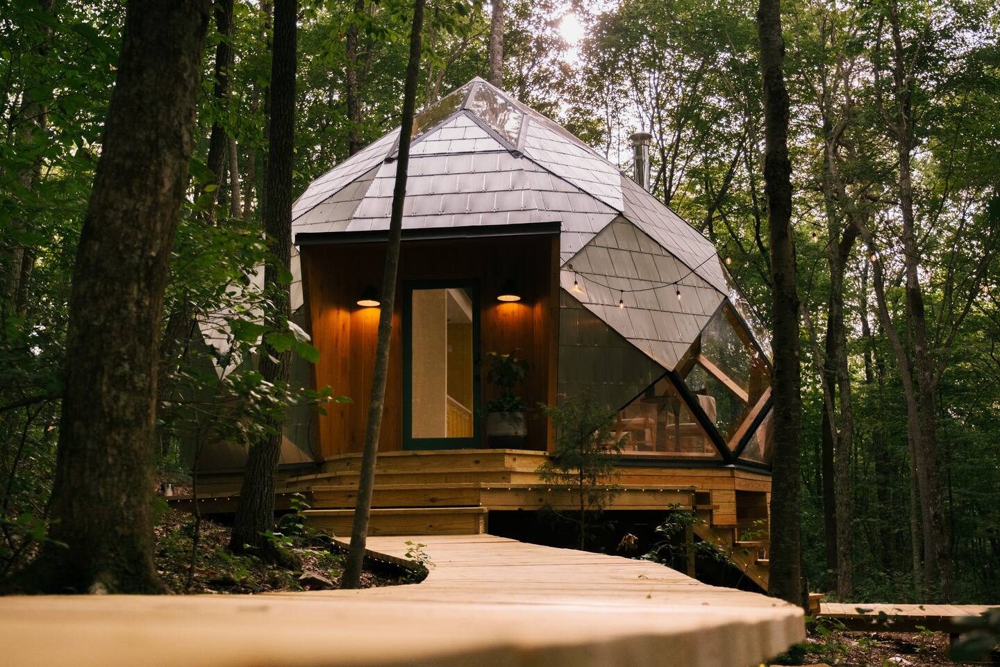 petite maison au dôme de verre dans la forêt The Laurel Zome