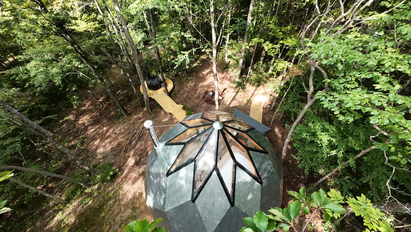 petite maison au dôme de verre dans la forêt The Laurel Zome