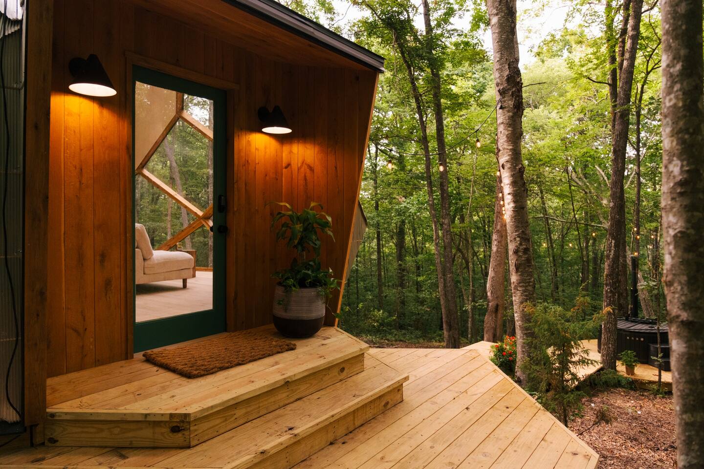 petite maison au dôme de verre dans la forêt The Laurel Zome