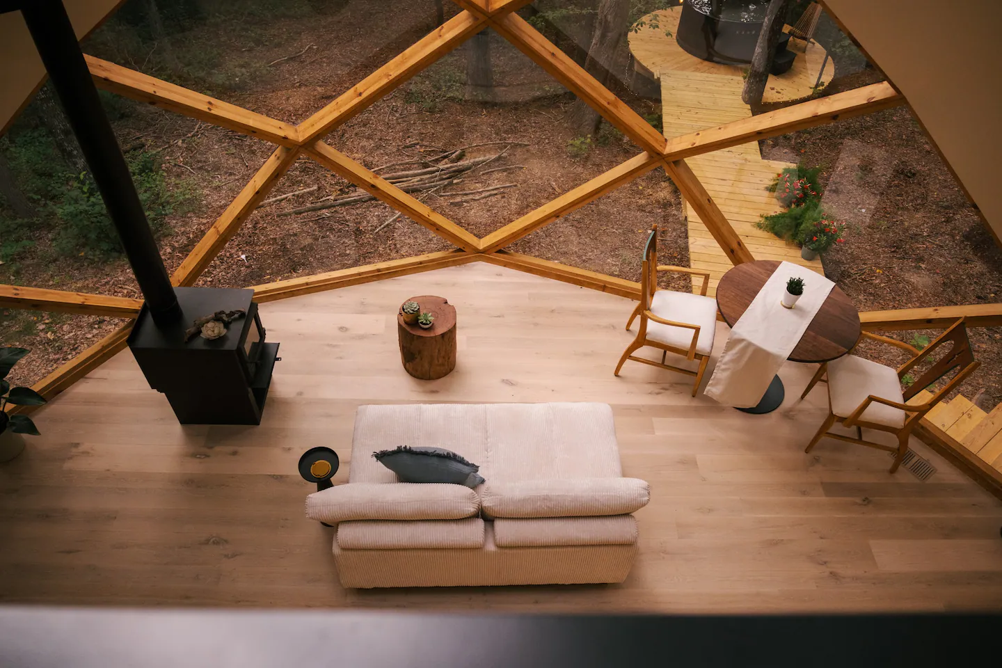salon petite maison au dôme de verre dans la forêt The Laurel Zome