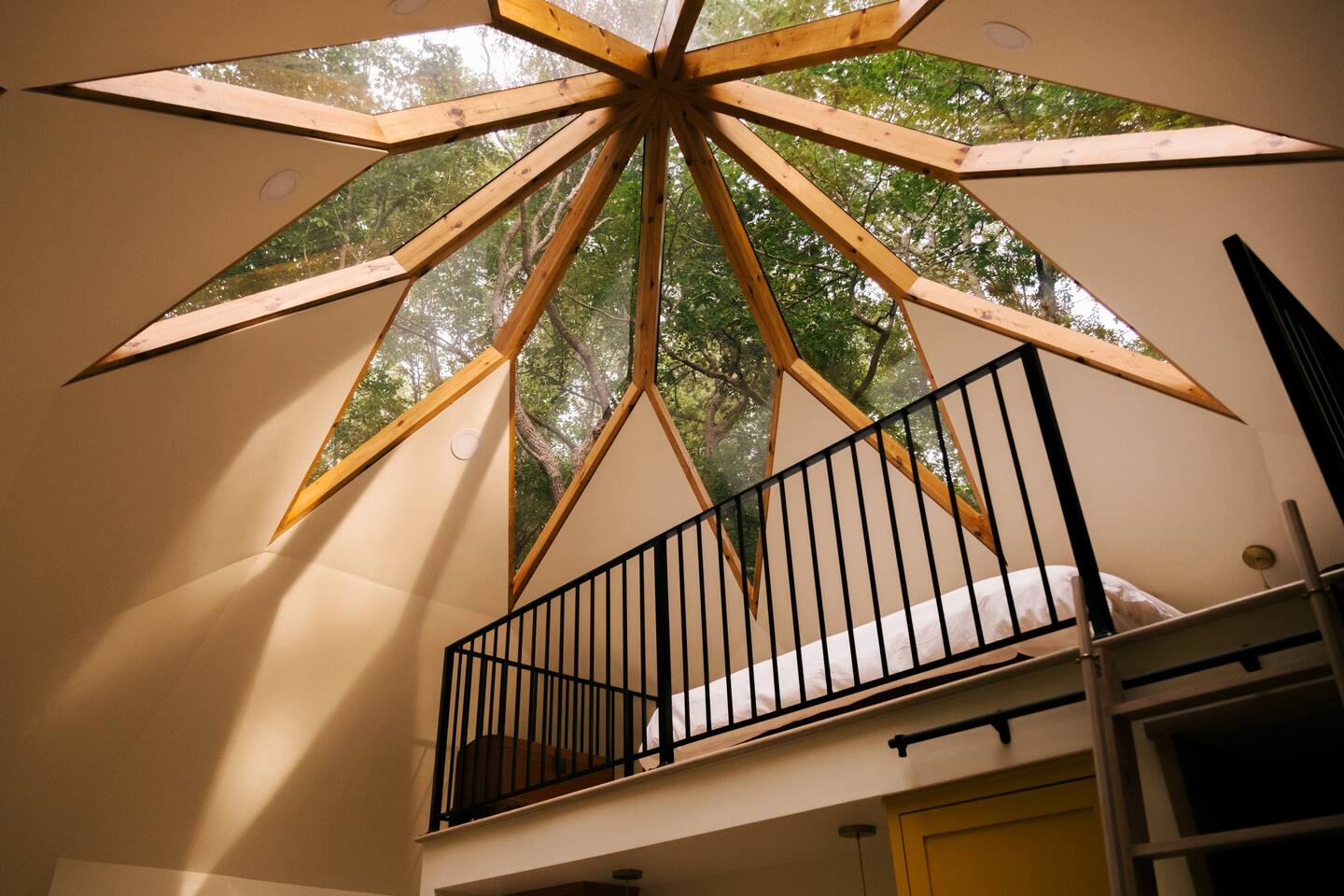 chambre sur mezzanine petite maison au dôme de verre dans la forêt The Laurel Zome