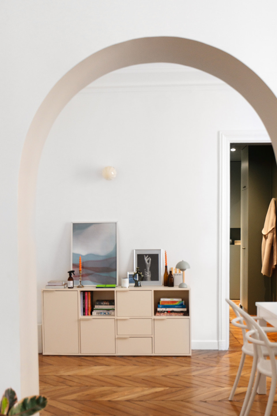 salon avec arche appartement 72m2 à Paris rénové par Mon Concept Habitation salon avec arche appartement 72m2 à Paris rénové par Mon Concept Habitation