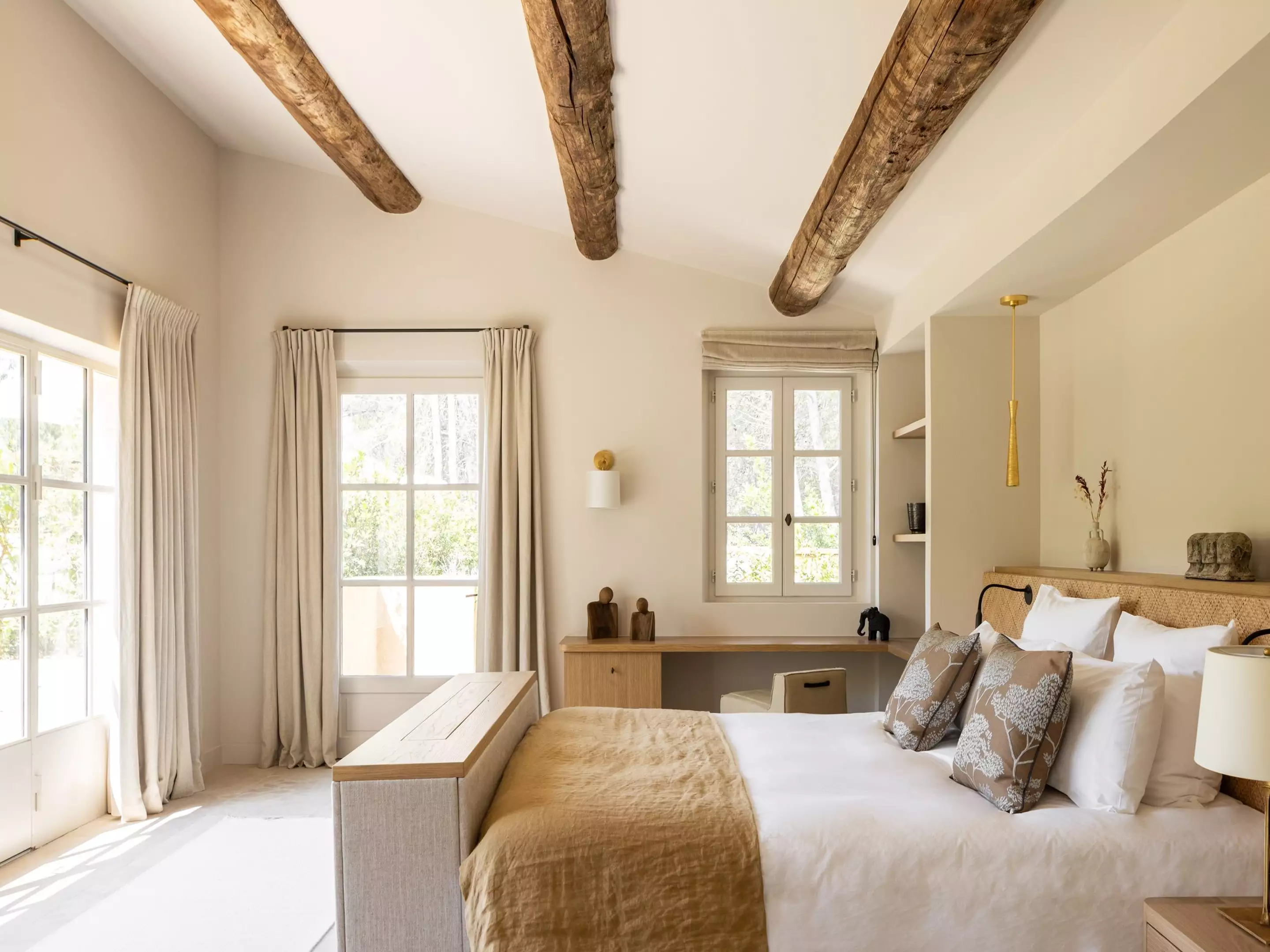 chambre avec poutres décoration contemporaine maison en pierres Provence