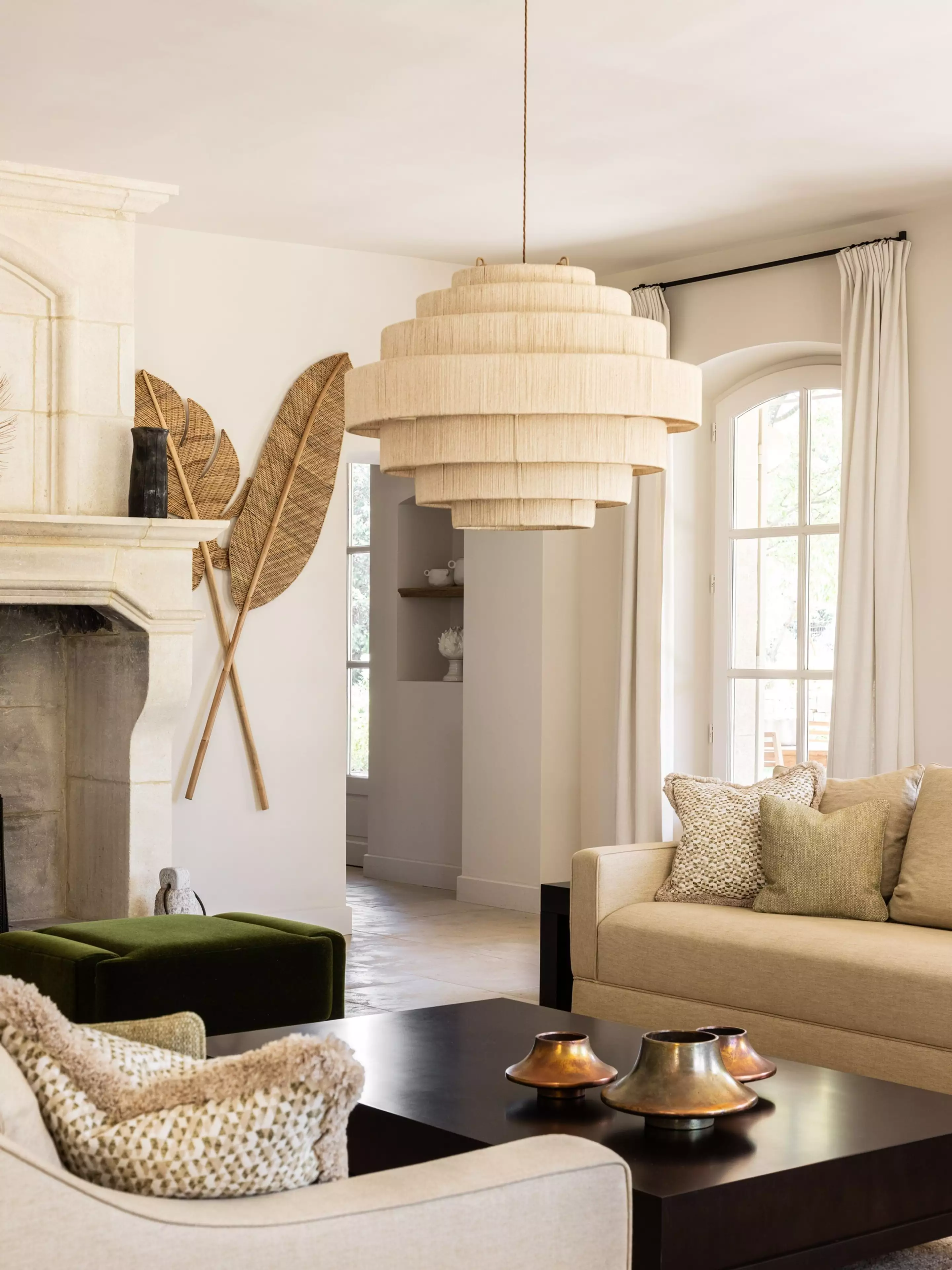 salon avec cheminée décoration contemporaine maison en pierres Provence
