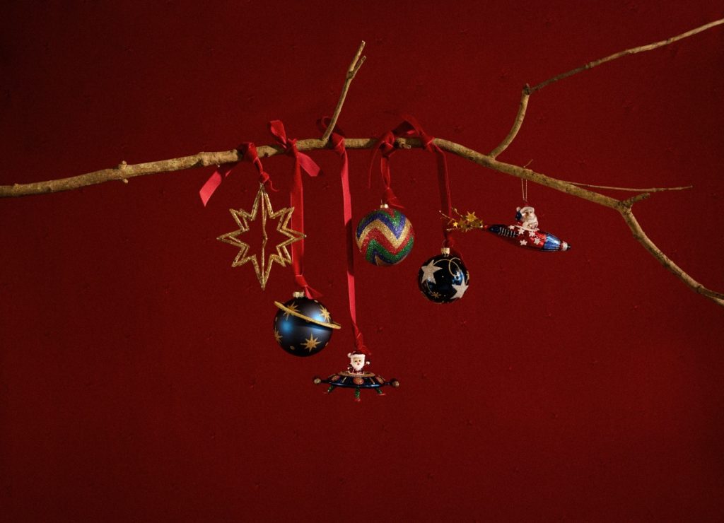 boules accrochées sur branches