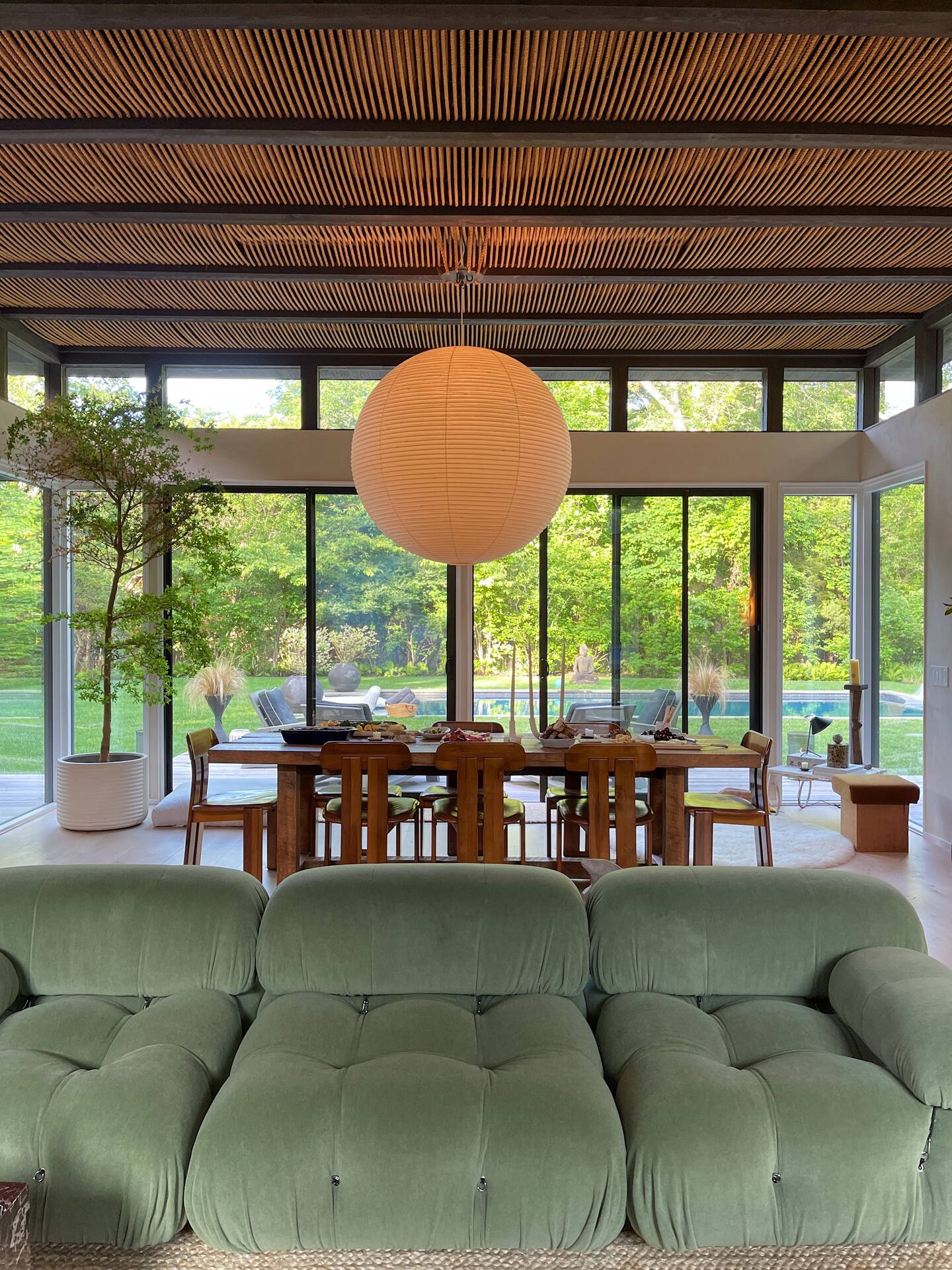 salon canapé vert maison contemporaine Hamptons designer Athena Calderone salon canapé vert maison contemporaine Hamptons designer Athena Calderone