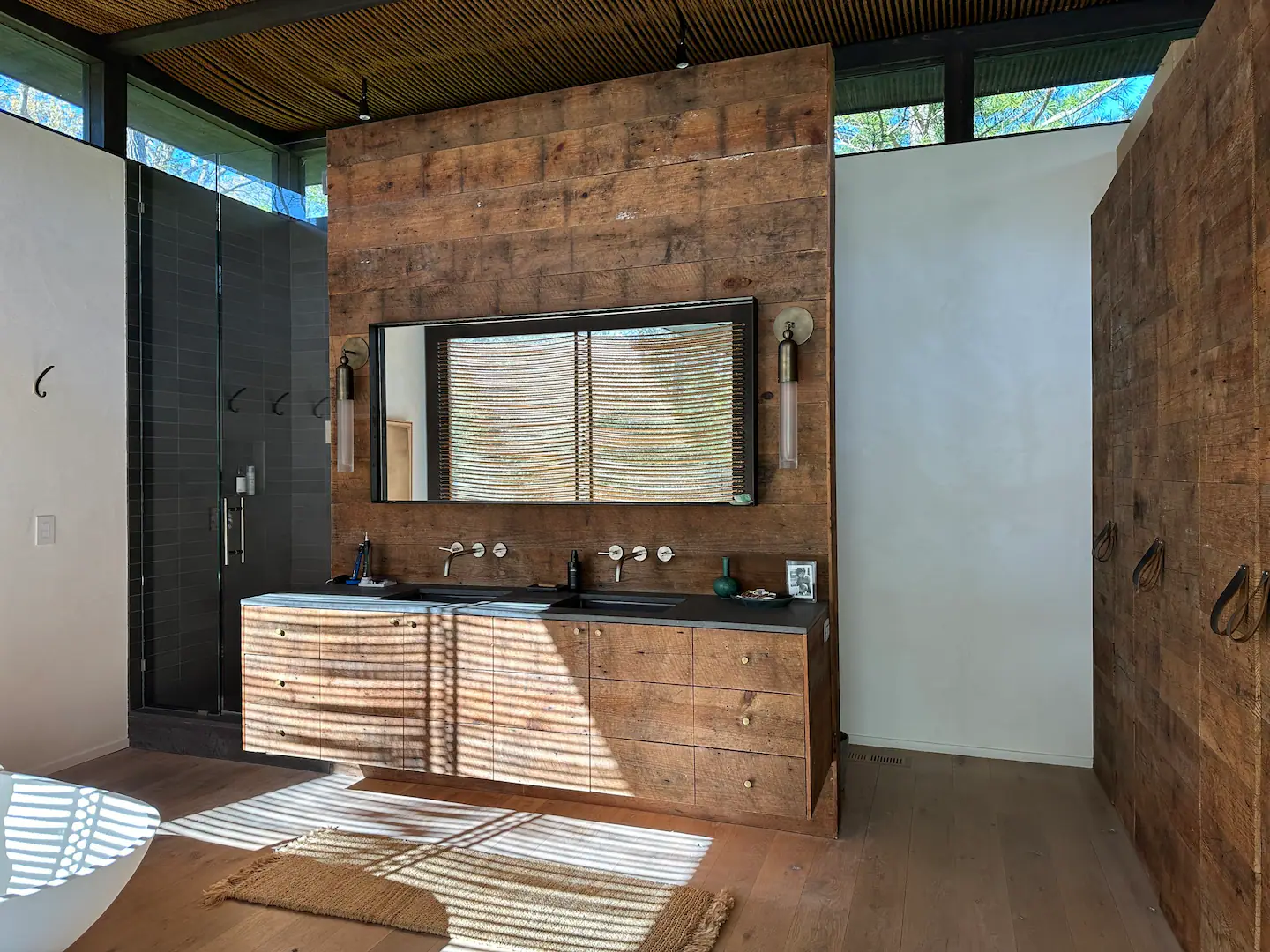 salle de bain mur bois maison contemporaine Hamptons designer Athena Calderone salle de bain mur bois maison contemporaine Hamptons designer Athena Calderone