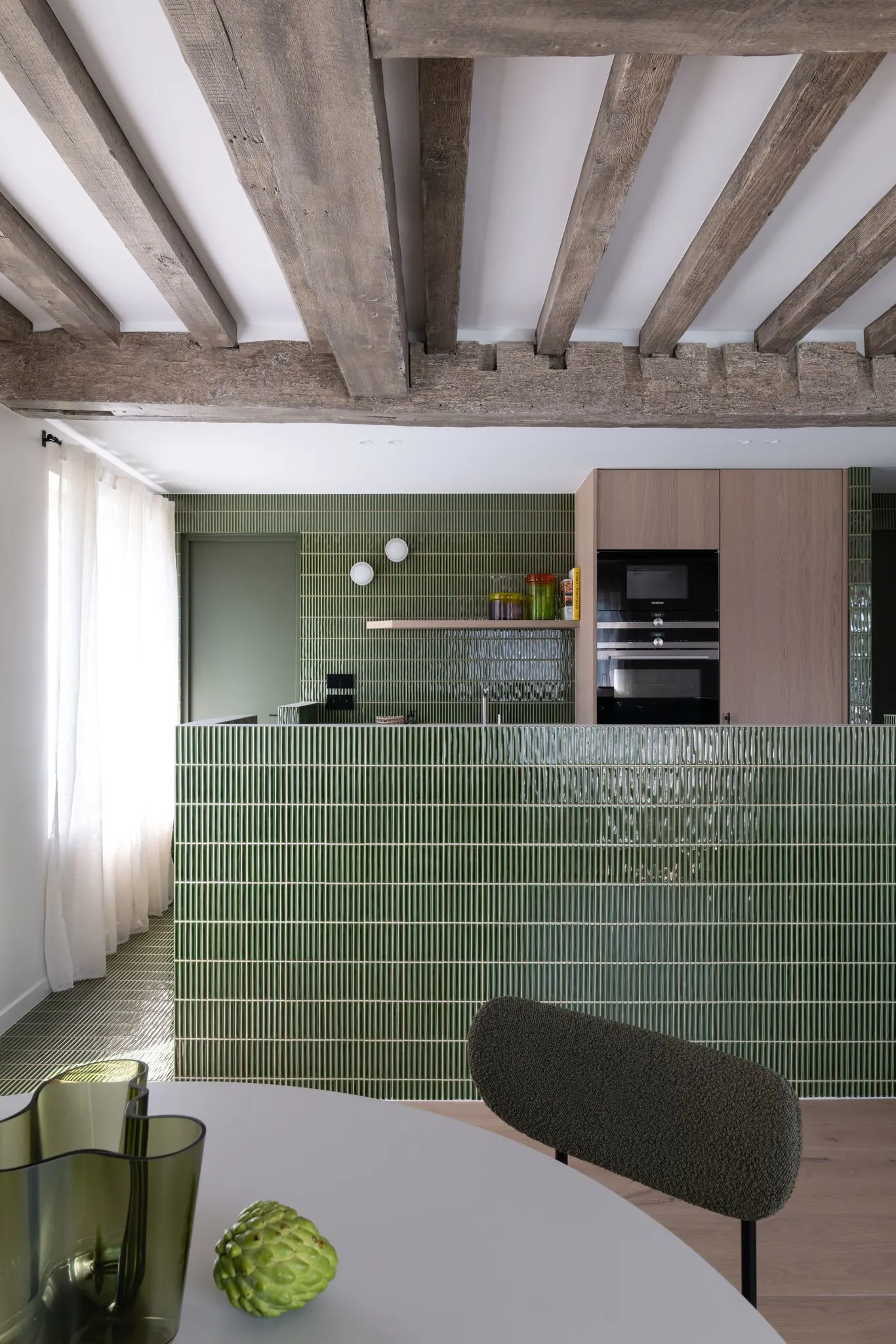 salon avec poutres et cuisine carrelage vert ouverte deux-pièces 57m2 Lille décoration contemporaine