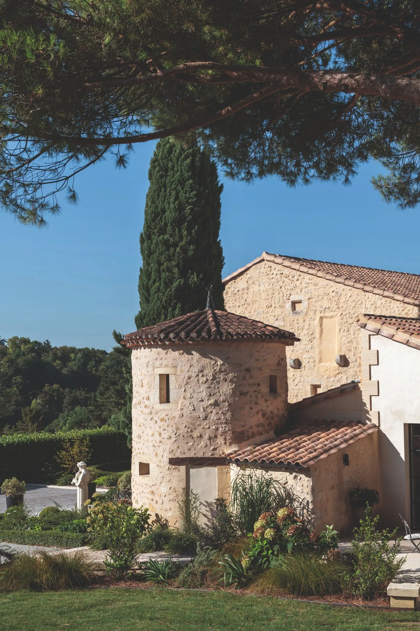 maison en pierre rénovée du 17e siècle décoration contemporaine