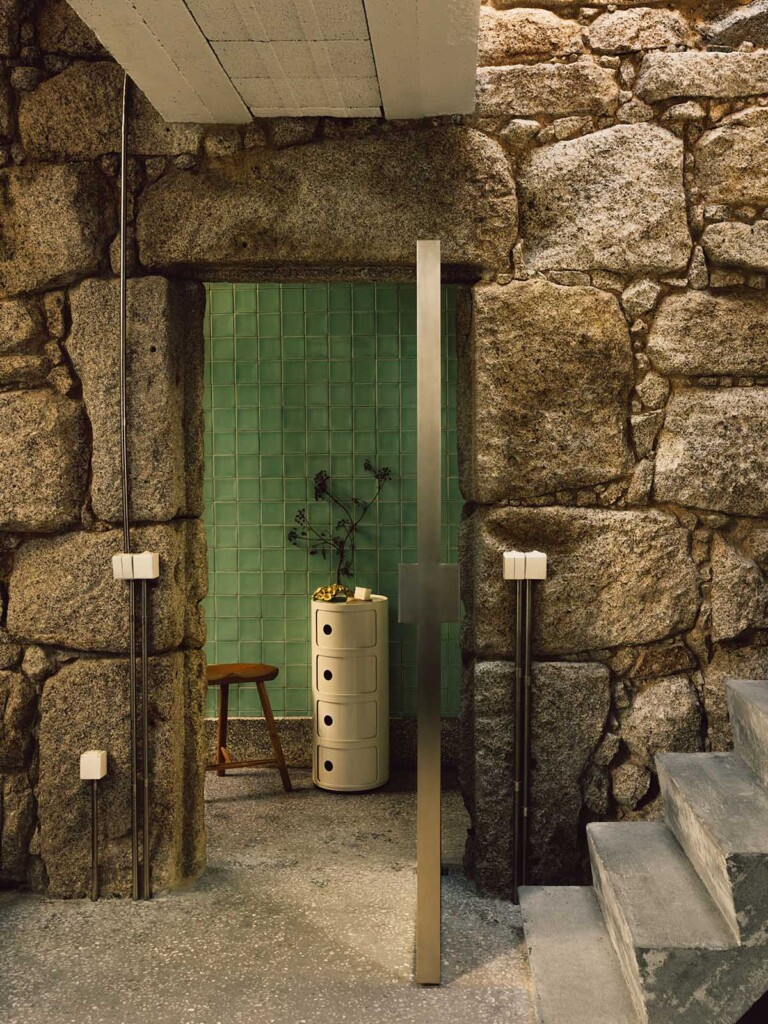 entrée et salle de bain maison en granit au Portugal décoration contemporaine