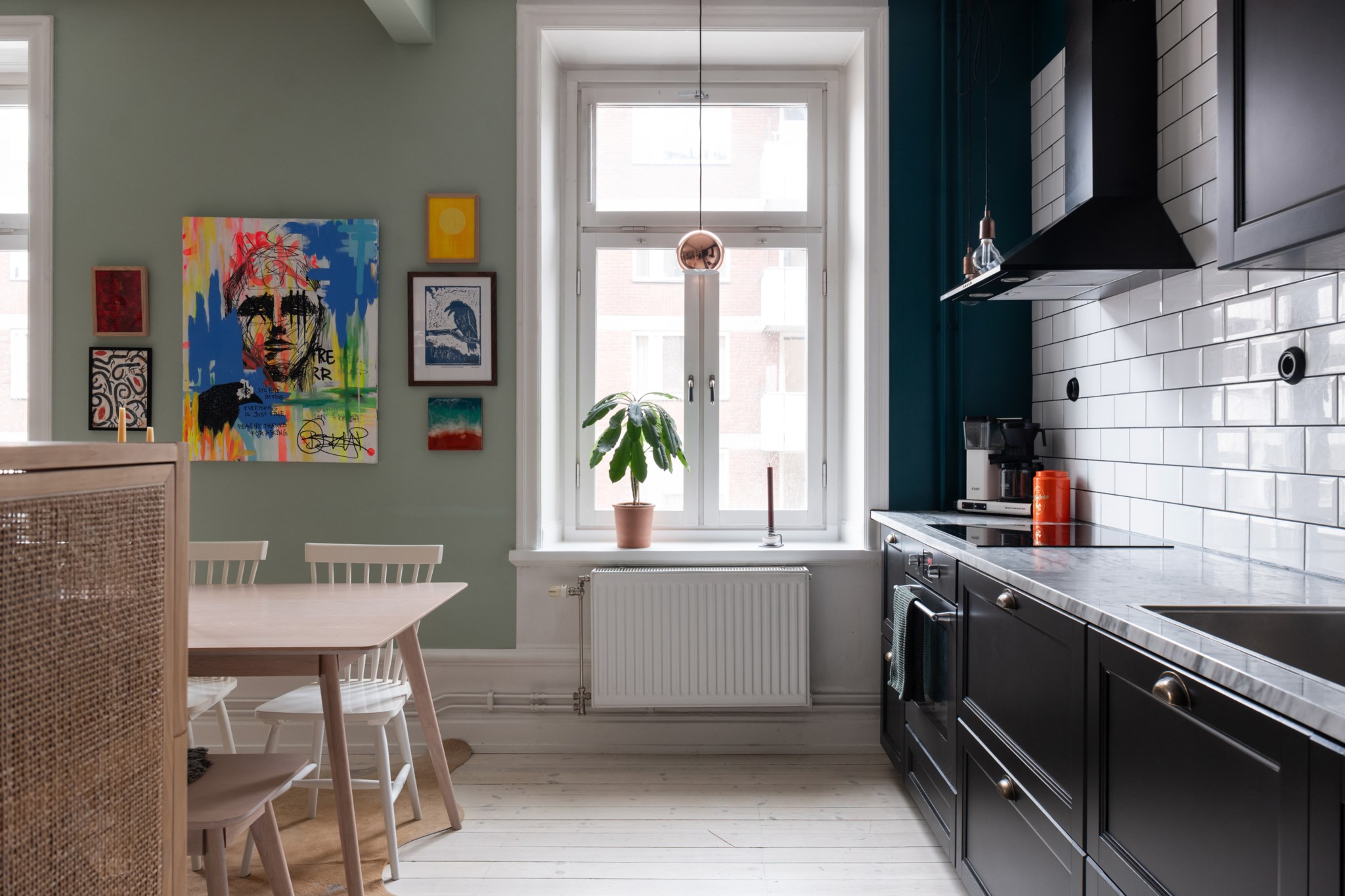 salle à manger murs verts et cuisine ouverte noire deux-pièces de 54m2 salle à manger murs verts et cuisine ouverte noire deux-pièces de 54m2
